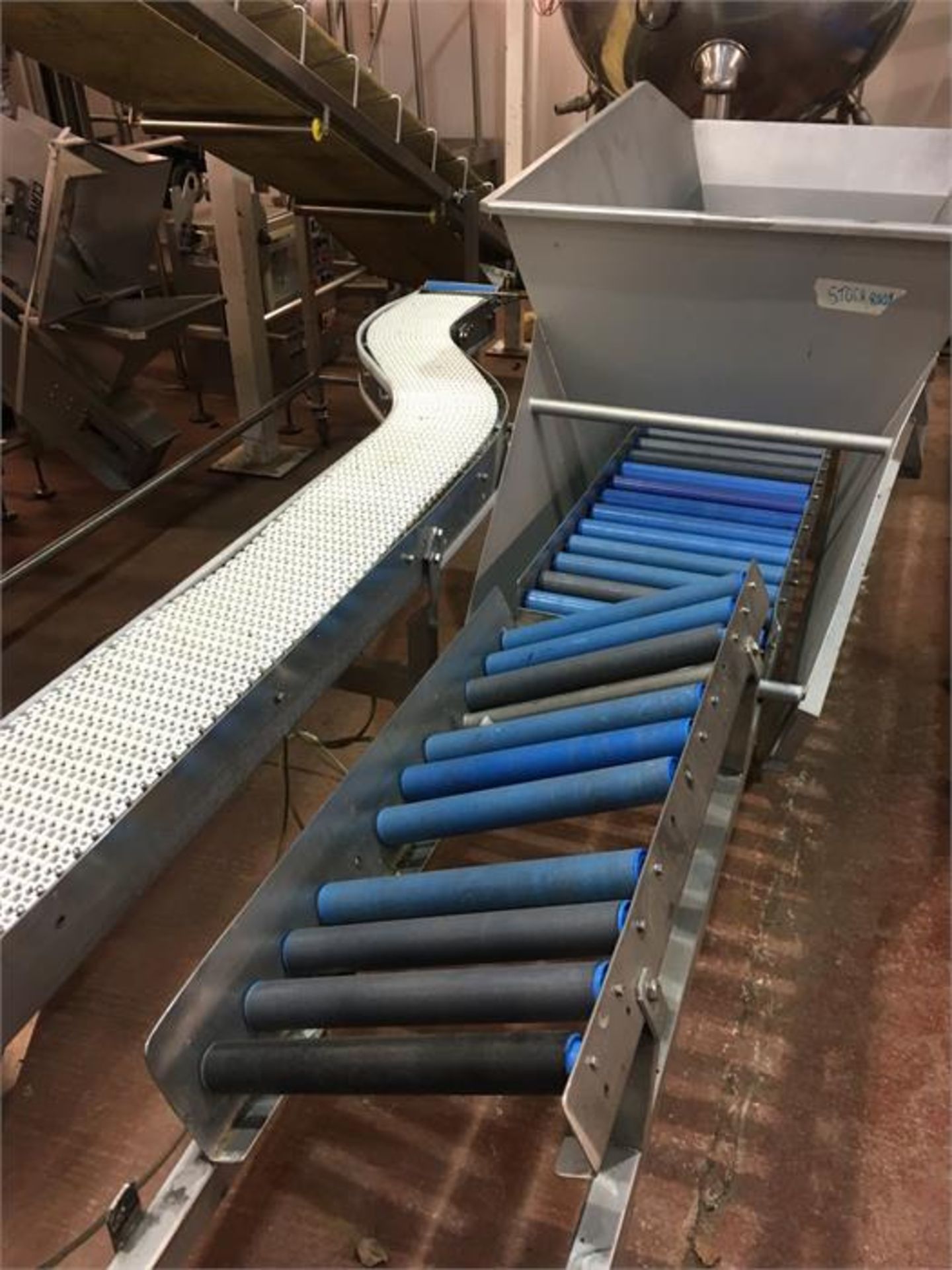 ROLLER CONVEYOR WITH HOPPER