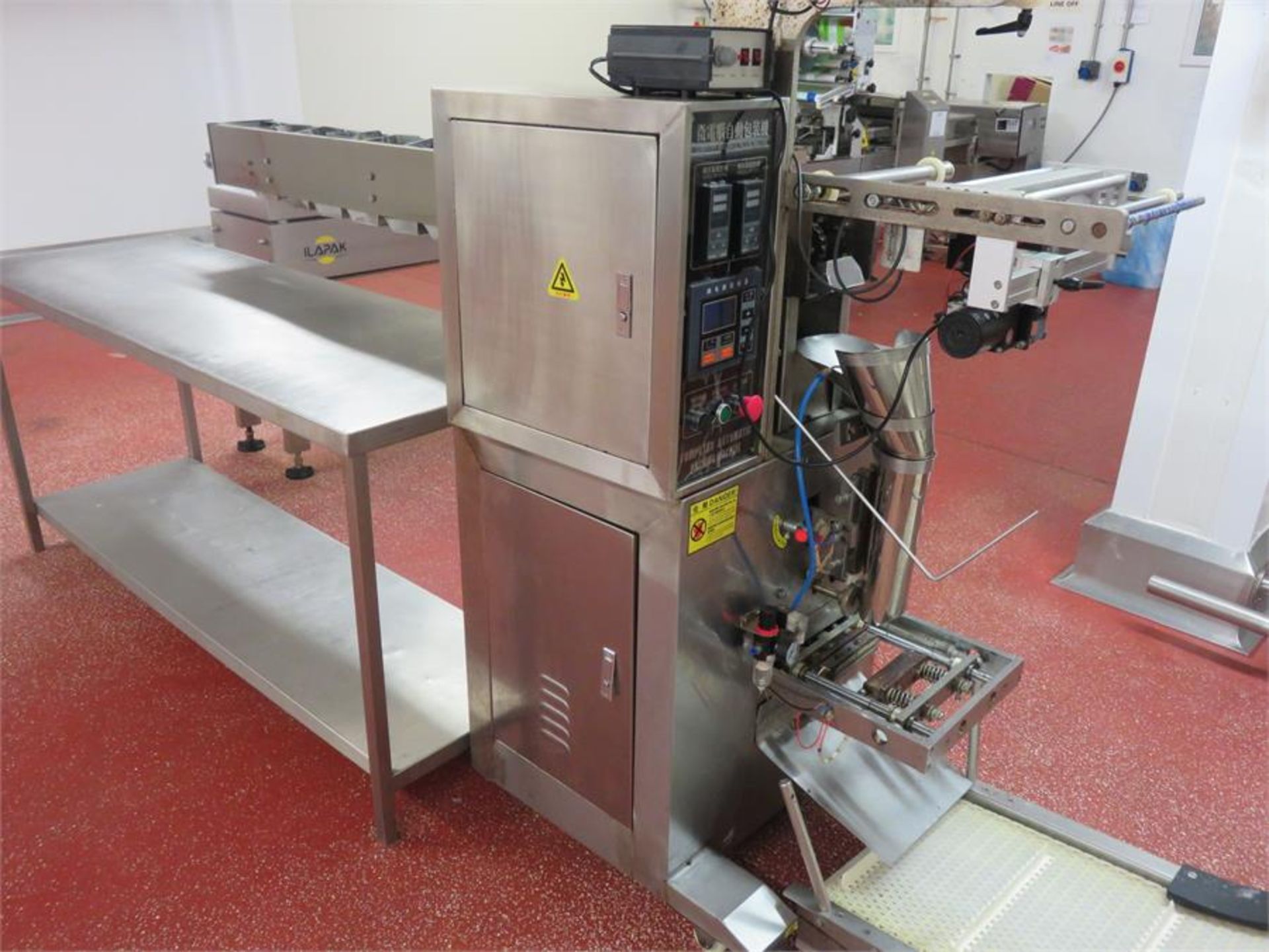 FORM, FILL AND SEAL PACKING MACHINE