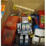 A Tonka toys pick up truck, a Tri-ang lorry, a vintage tin robot and other items (box)