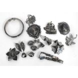 A Siam silver niello pendent, bangle, brooches and other similar items