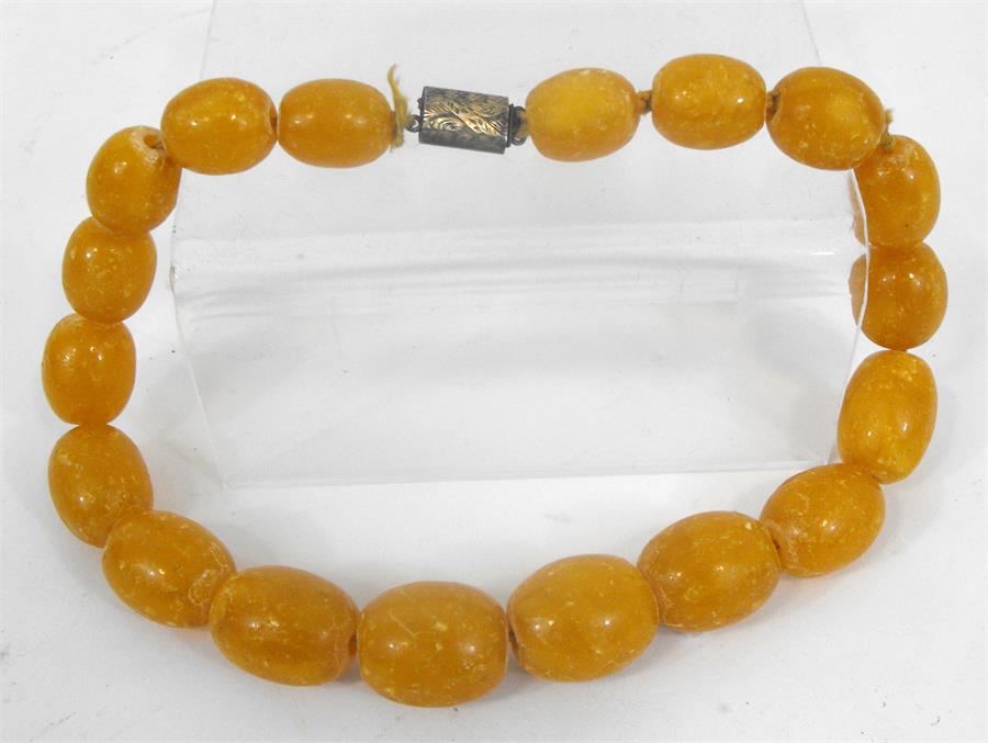 A graduated amber bead necklace 35cm long