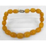 A graduated amber bead necklace 35cm long