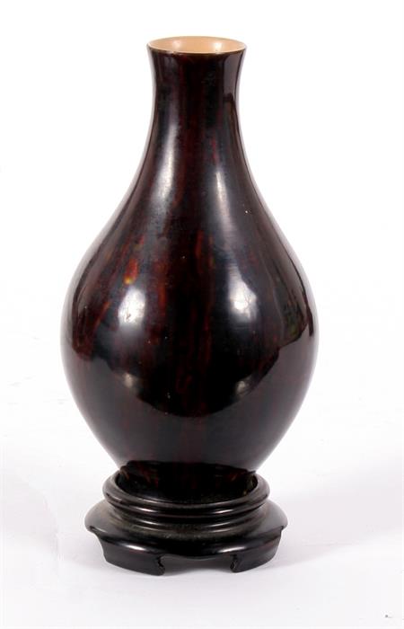 A Chinese Foo Chow style marbled lacquer vase on stand,12cm high.