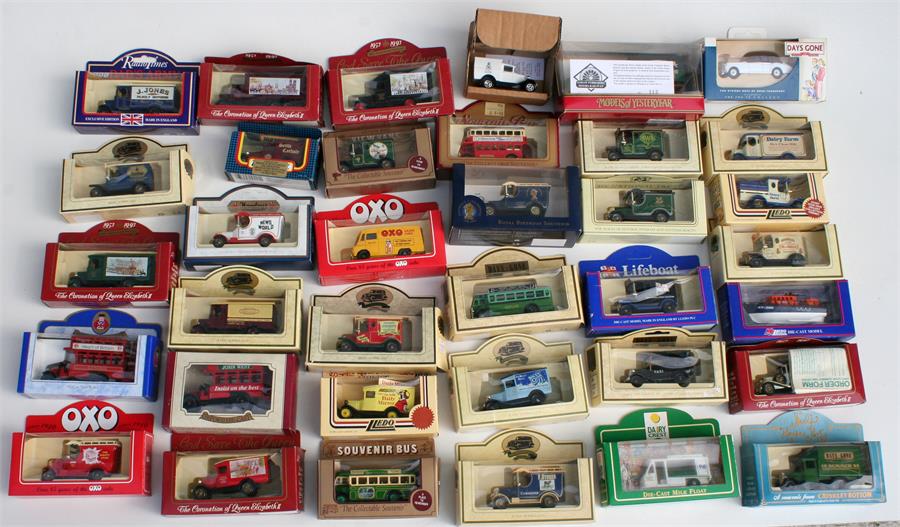 A large quantity of boxed and unboxed Lledo Diecast model cars with five collectors display - Image 3 of 4