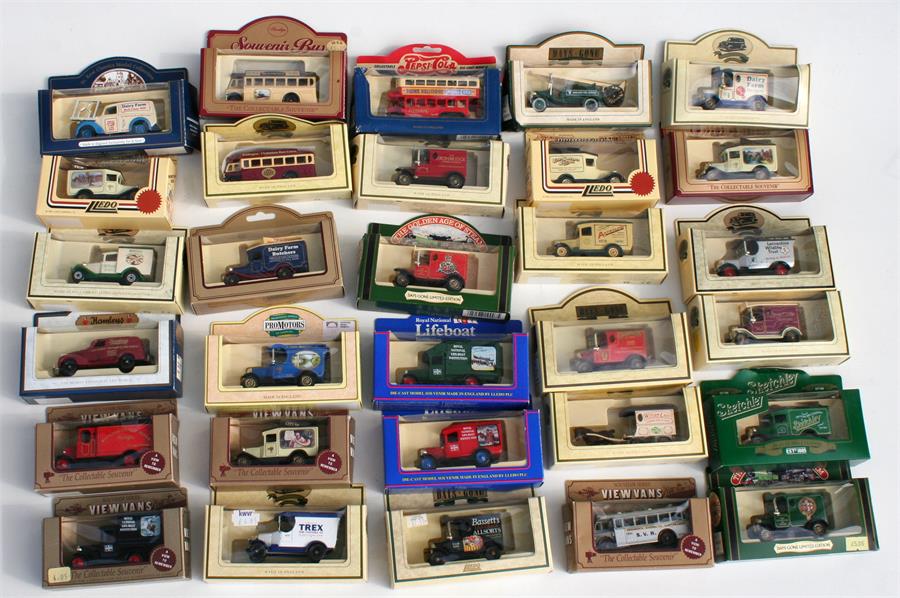 A large quantity of boxed and unboxed Lledo Diecast model cars with five collectors display - Image 4 of 4