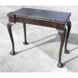 An Edwardian mahogany fold-over card table, on cabriole legs with ball and claw feet, 89cm (35ins)