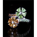 A 9ct white gold double flower dress ring. Approx UK size M Condition Report Good condition with