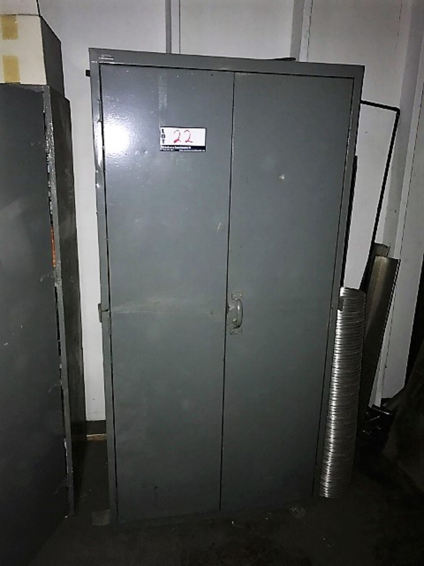 metal cabinet/armoire en métal, avec contenu