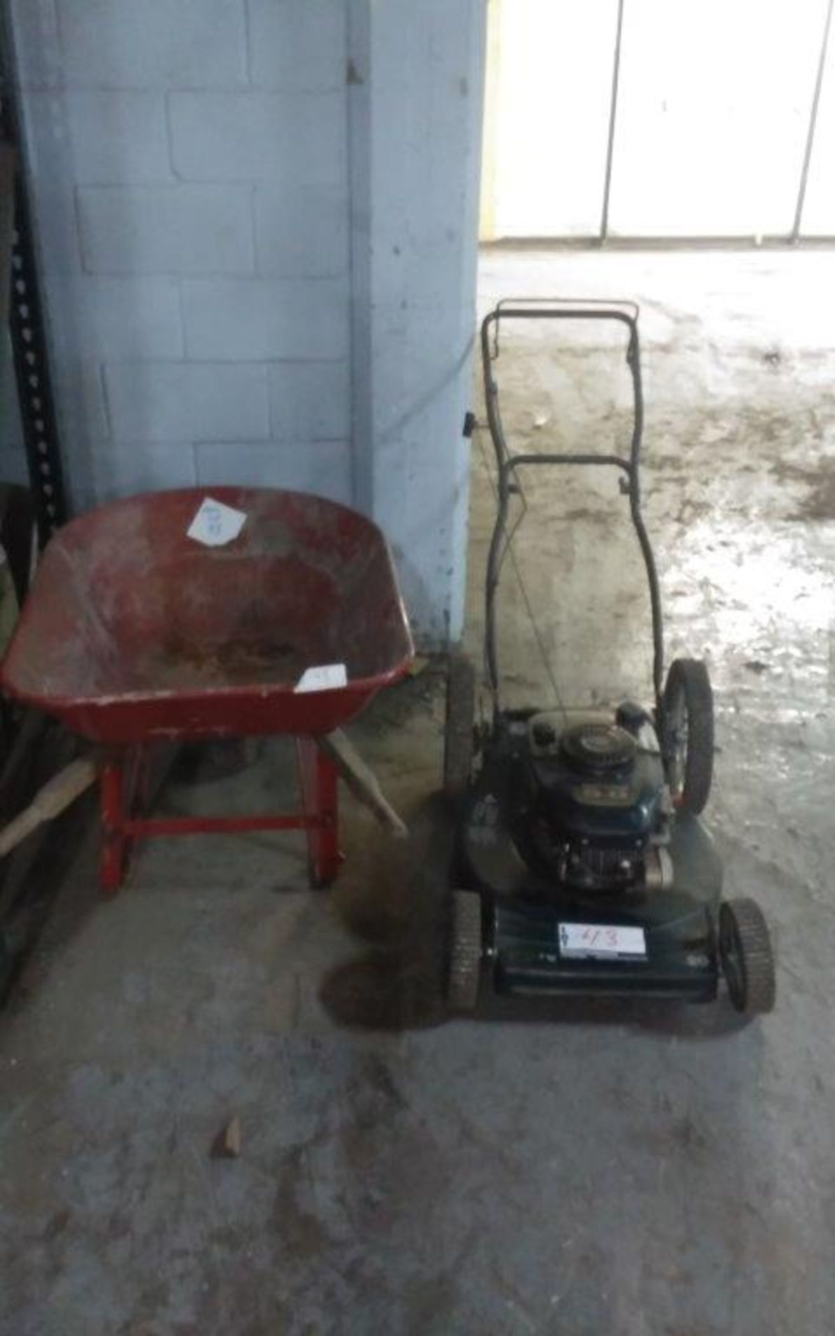 lawn mower & wheel barrel/tondeuse & brouette CRAFTMAN 5.0