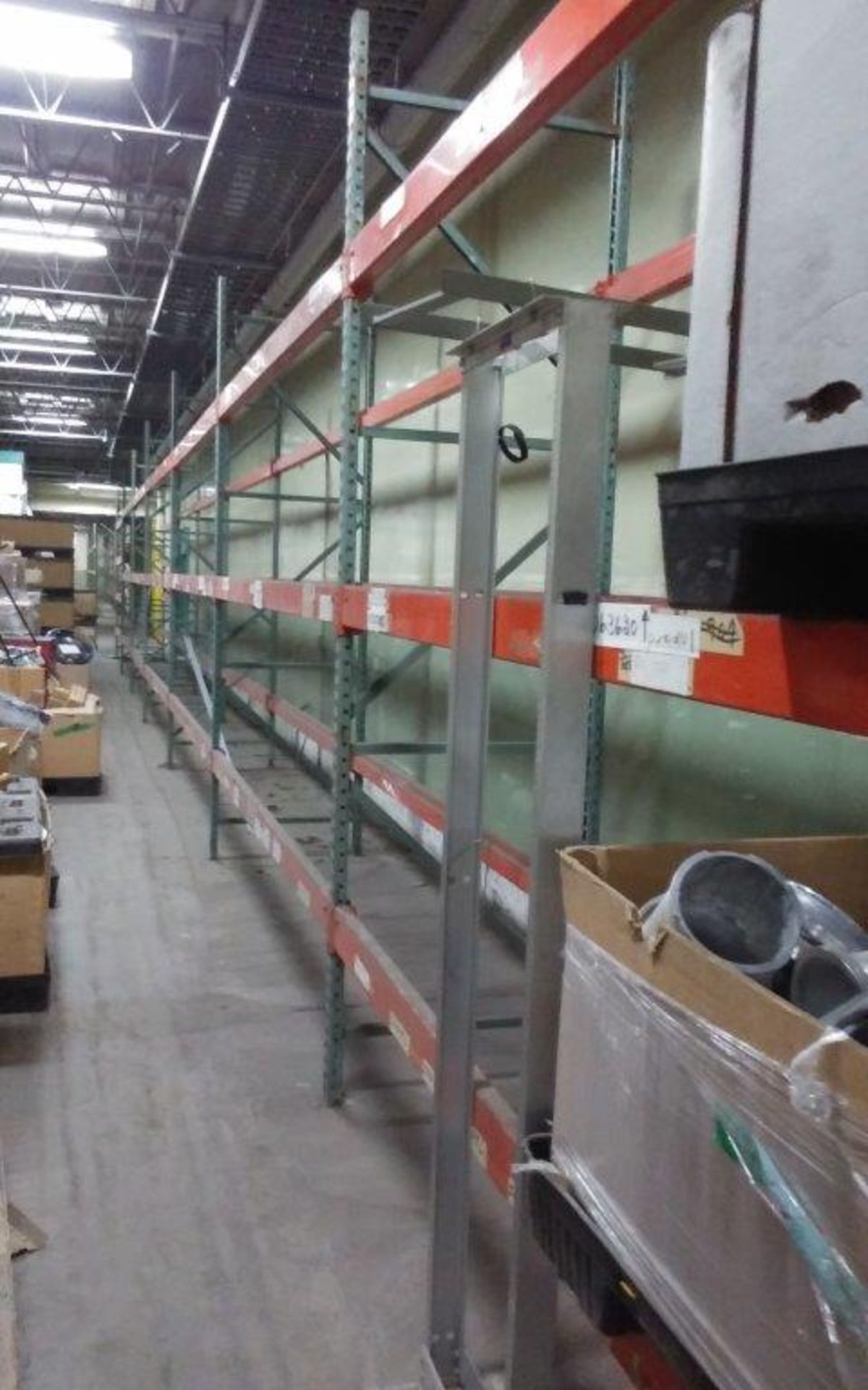 pallet racking section / section de racking, 18 uprights, 98 crossbeams