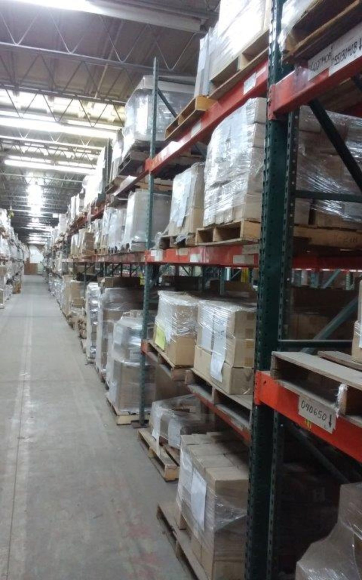 pallet racking section / section de racking, 26 uprights, 102 crossbeams