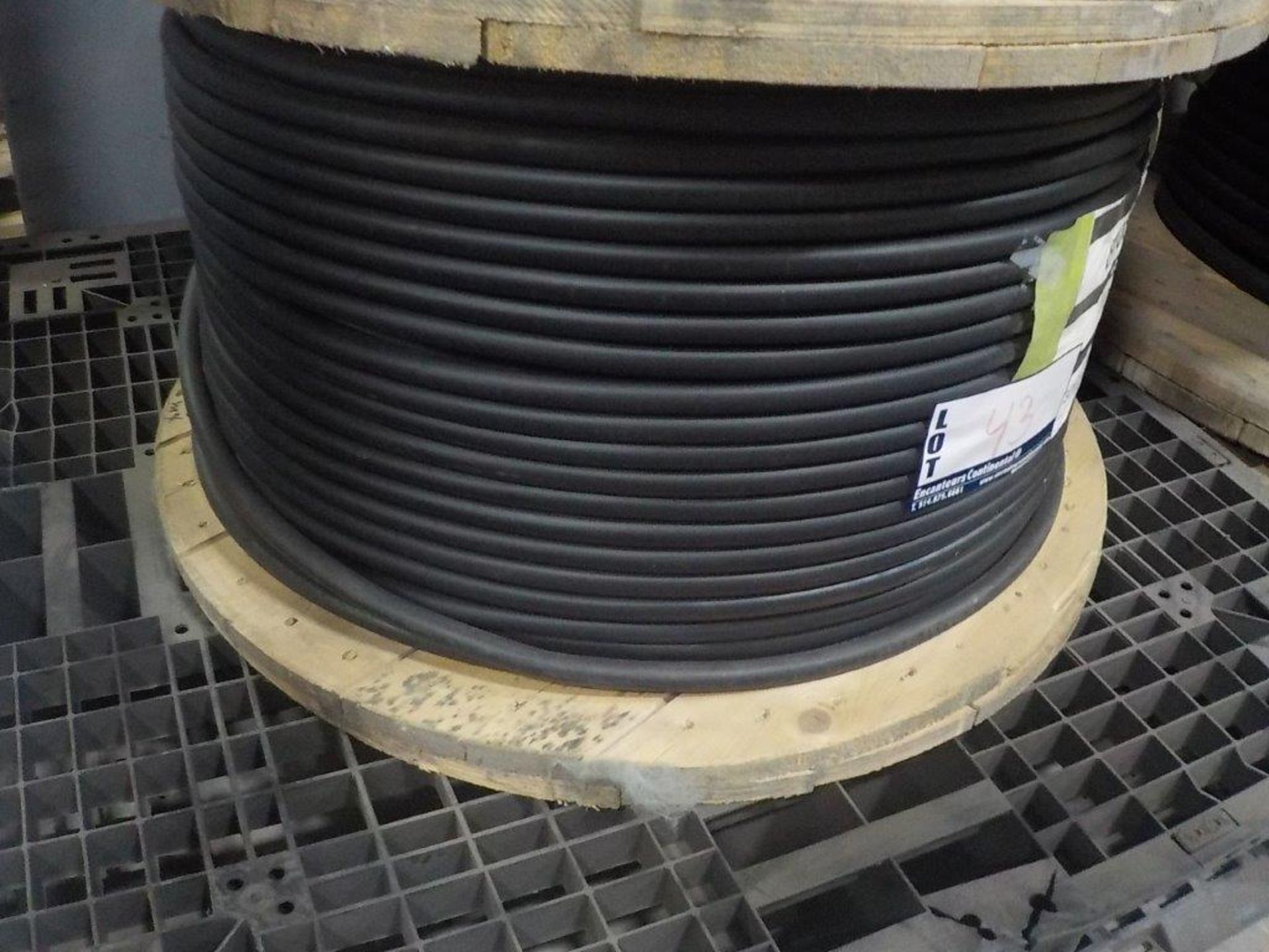 lot: wire / fils: arc welding cable, 4/0 FT-2 (1,000')