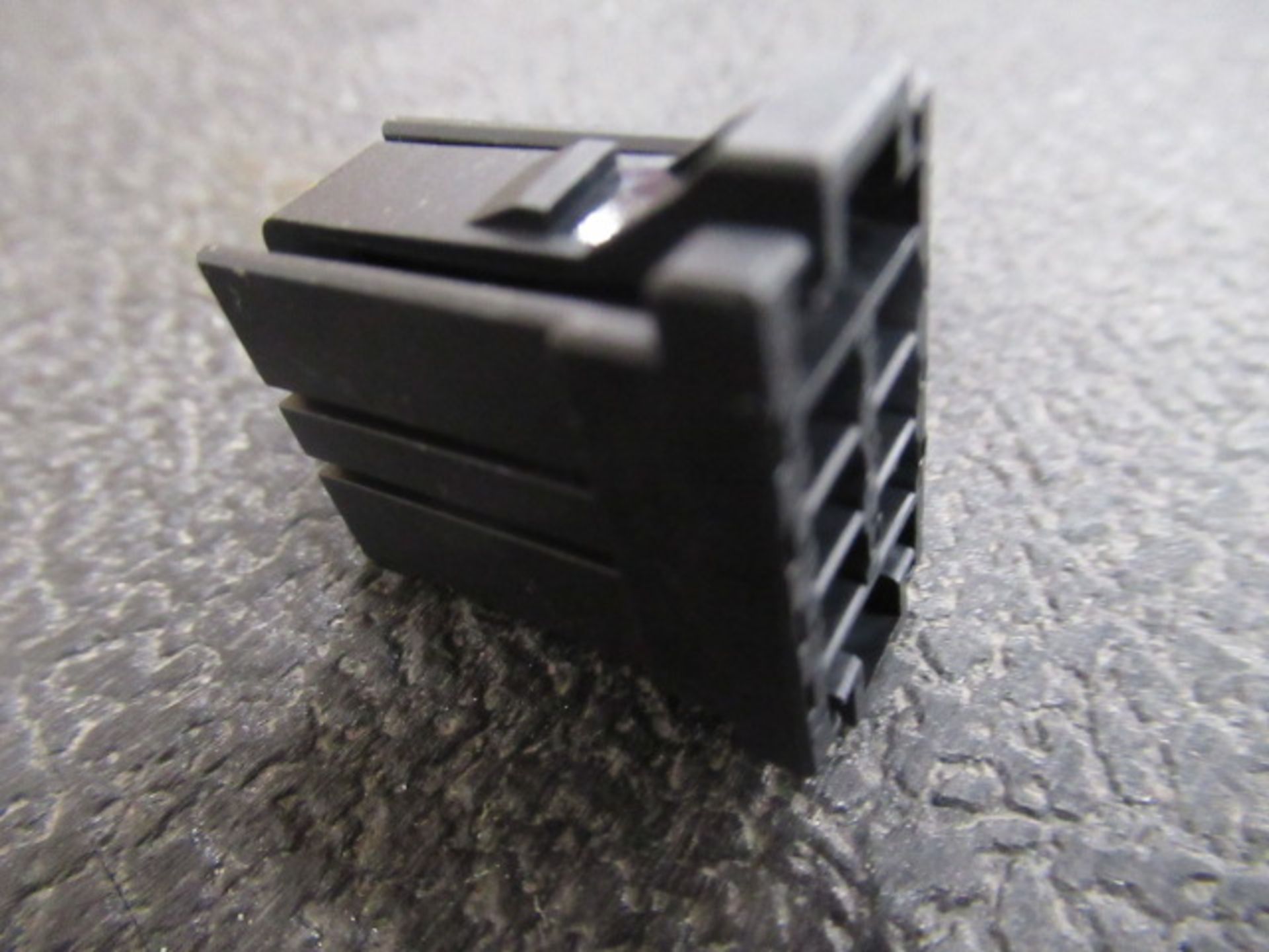 LOT: 20pcs ELECTRICAL CONNECTOR - PLUG 6 POS. - Image 2 of 5