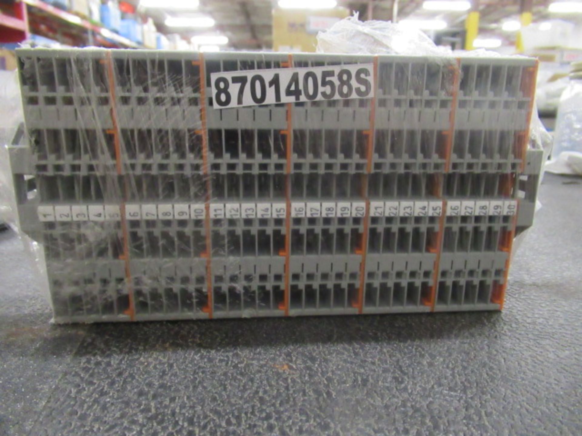 LOT: 35pcs TERMINAL 30 POST 4 PIN RECEPTACLE - Image 2 of 2