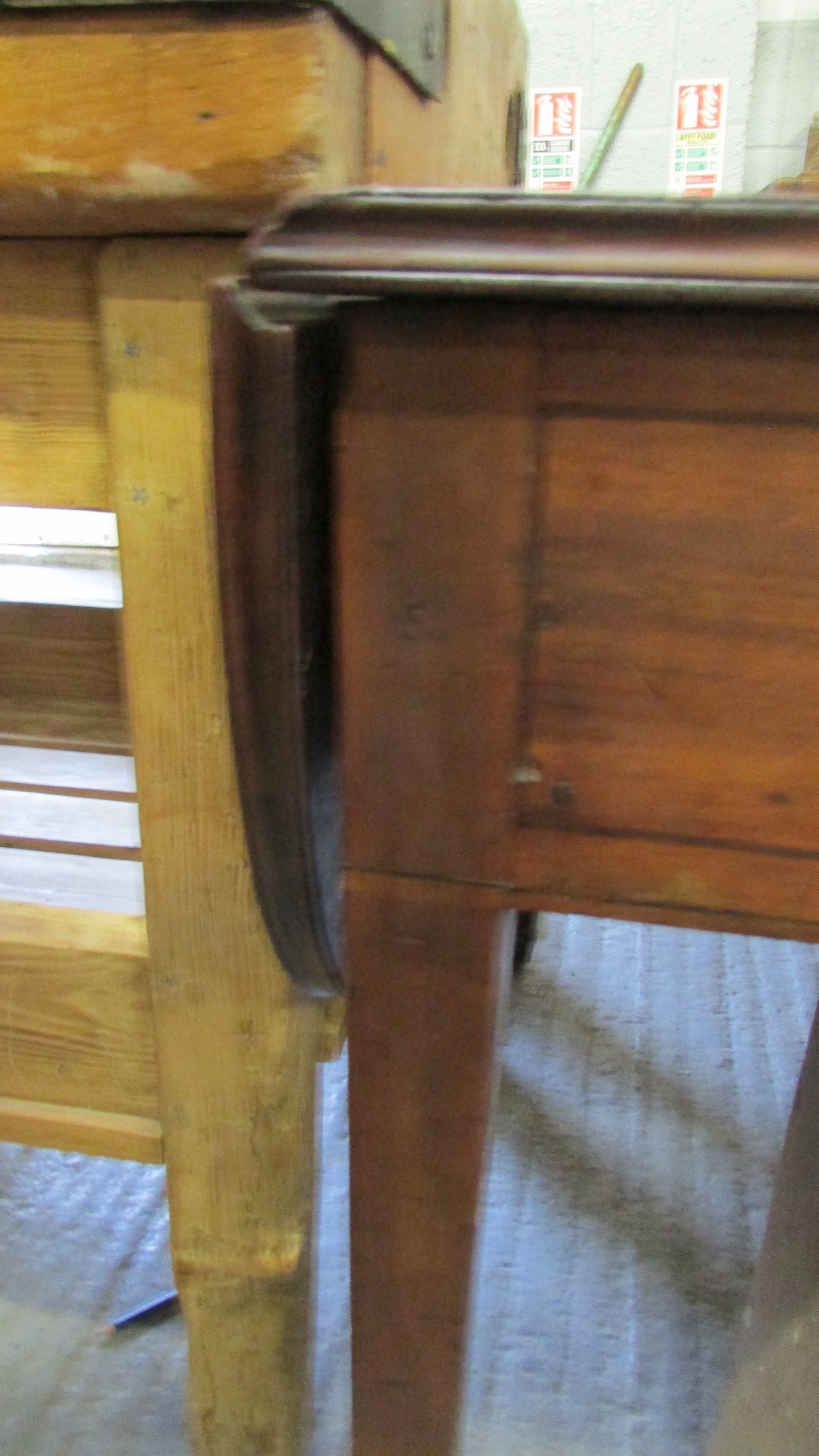 A Georgian writing desk with inlaid leather, drop leaf ends, on tapering legs and three lockable - Image 10 of 10