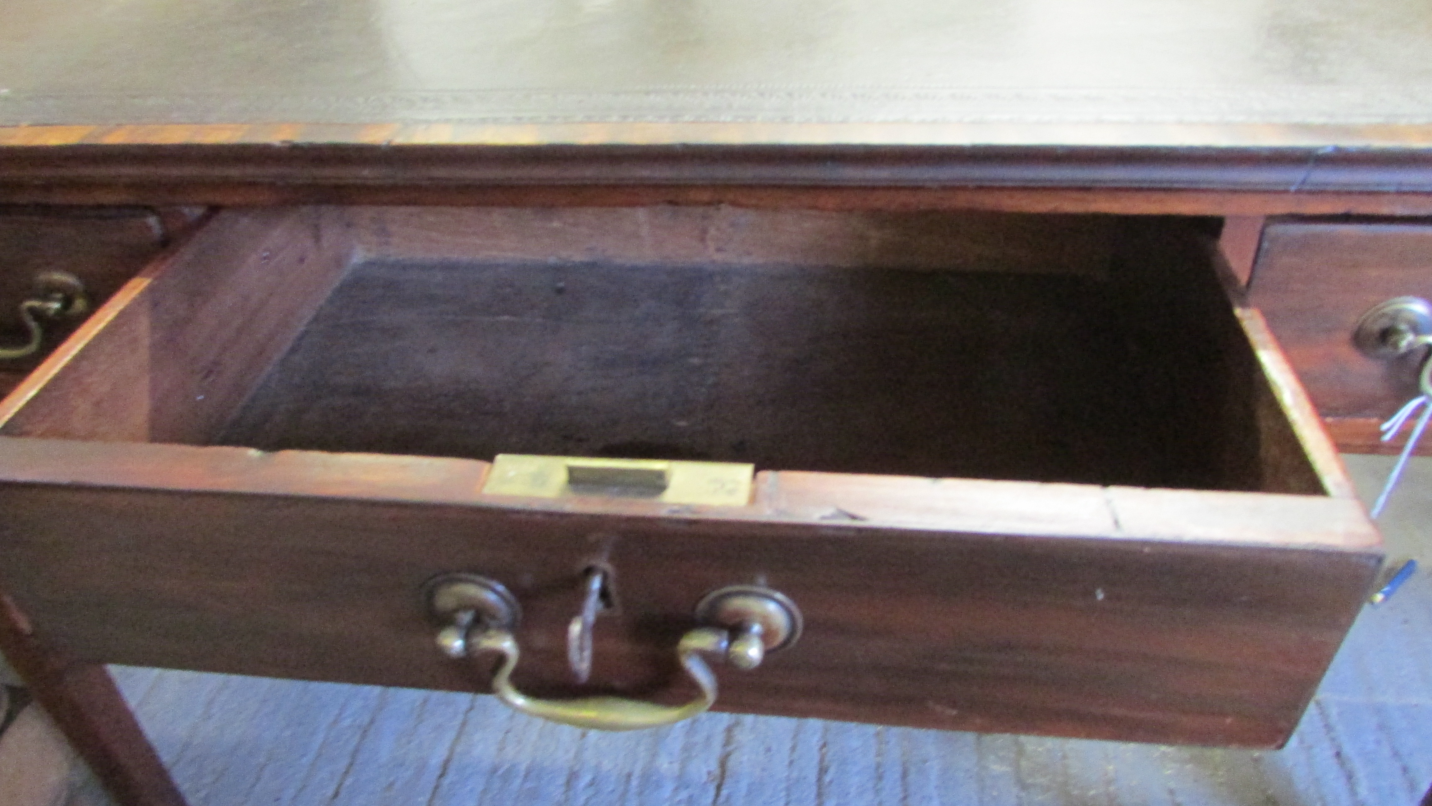 A Georgian writing desk with inlaid leather, drop leaf ends, on tapering legs and three lockable - Image 3 of 10