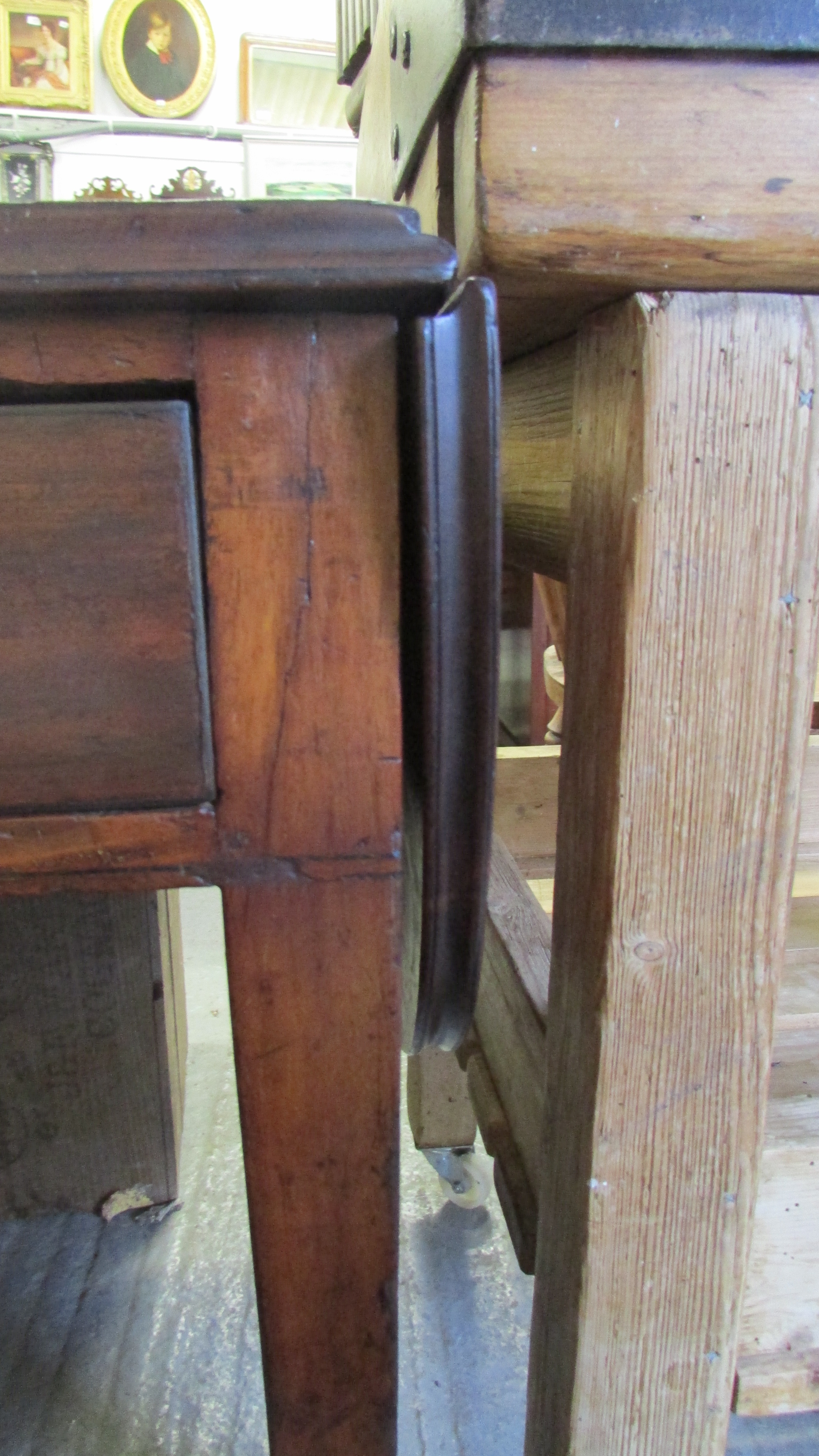 A Georgian writing desk with inlaid leather, drop leaf ends, on tapering legs and three lockable - Image 4 of 10