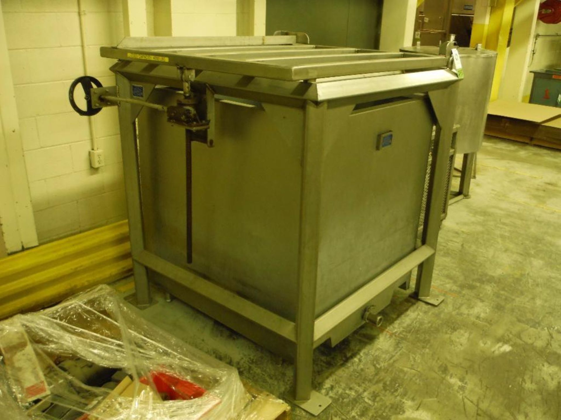 PTI SS oil tank with pallet tipper, 48 in. x 48 in. x 48 in., SS frame, sbo ** Rigging Fee: $50 ** - Image 2 of 7