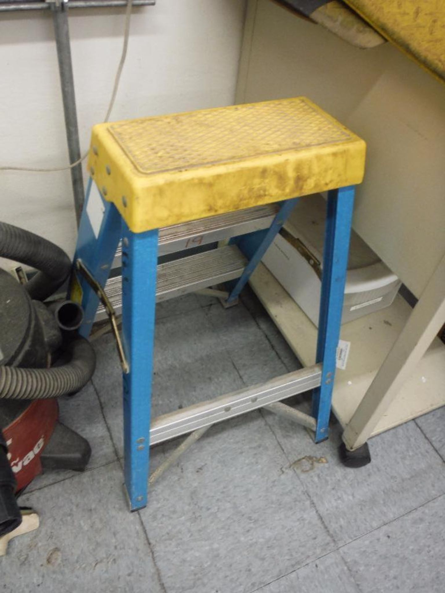 Shop-vac, fiberglass step stool, anti-fatigue mats ** Rigging Fee: $25 ** - Image 4 of 7
