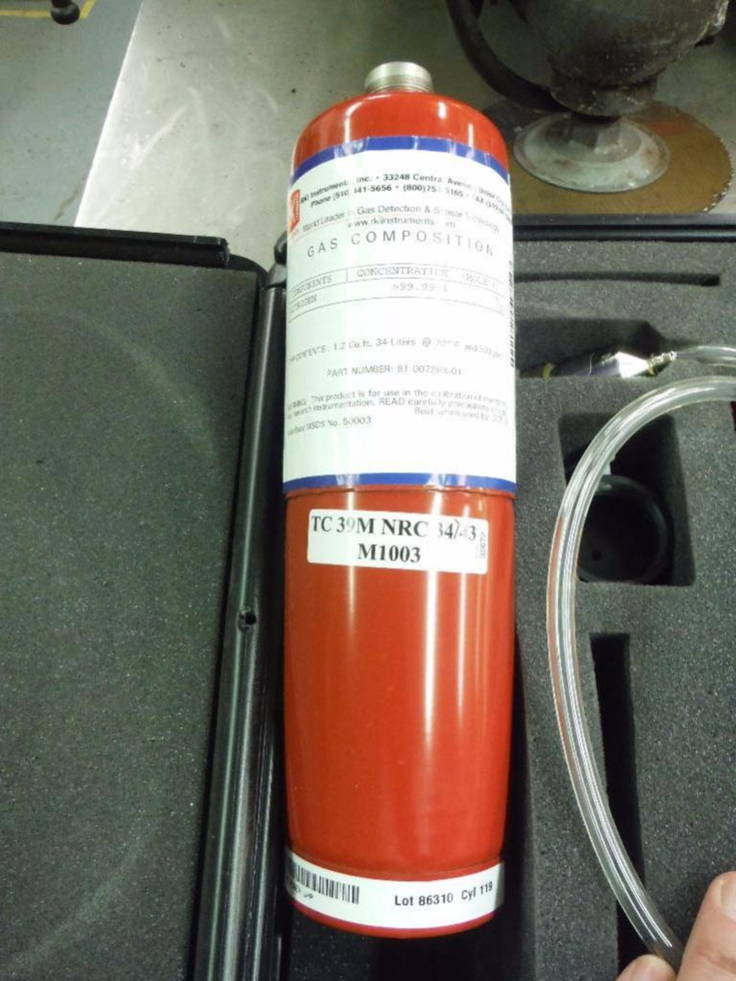 Gas cylinders for detection, with plastic case ** Rigging Fee: $5 ** - Image 3 of 3