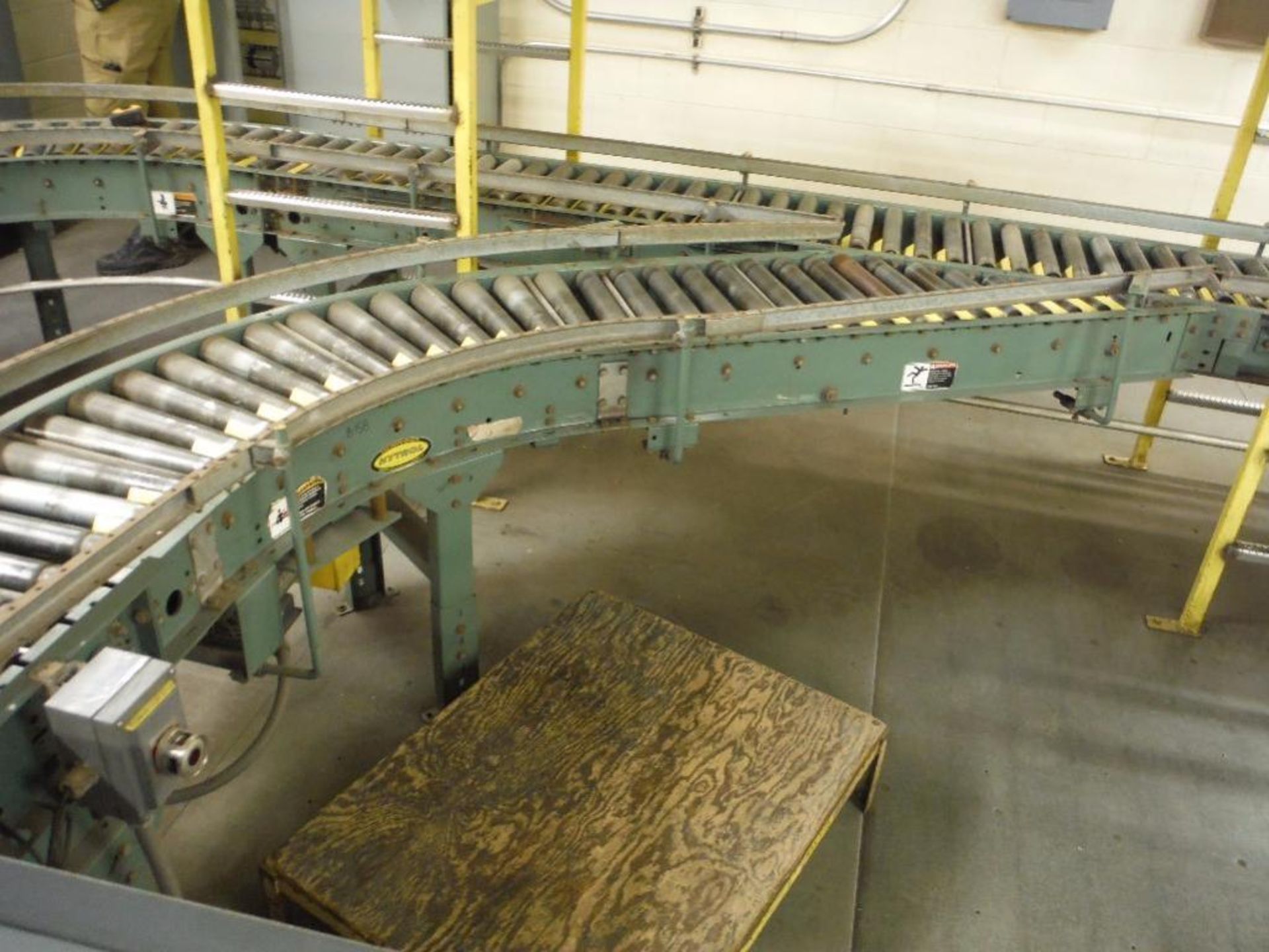 Hytrol 45 degree powered roller conveyor, 25 ft. long x 15 in. wide, motor and drive, mild steel - Image 4 of 6