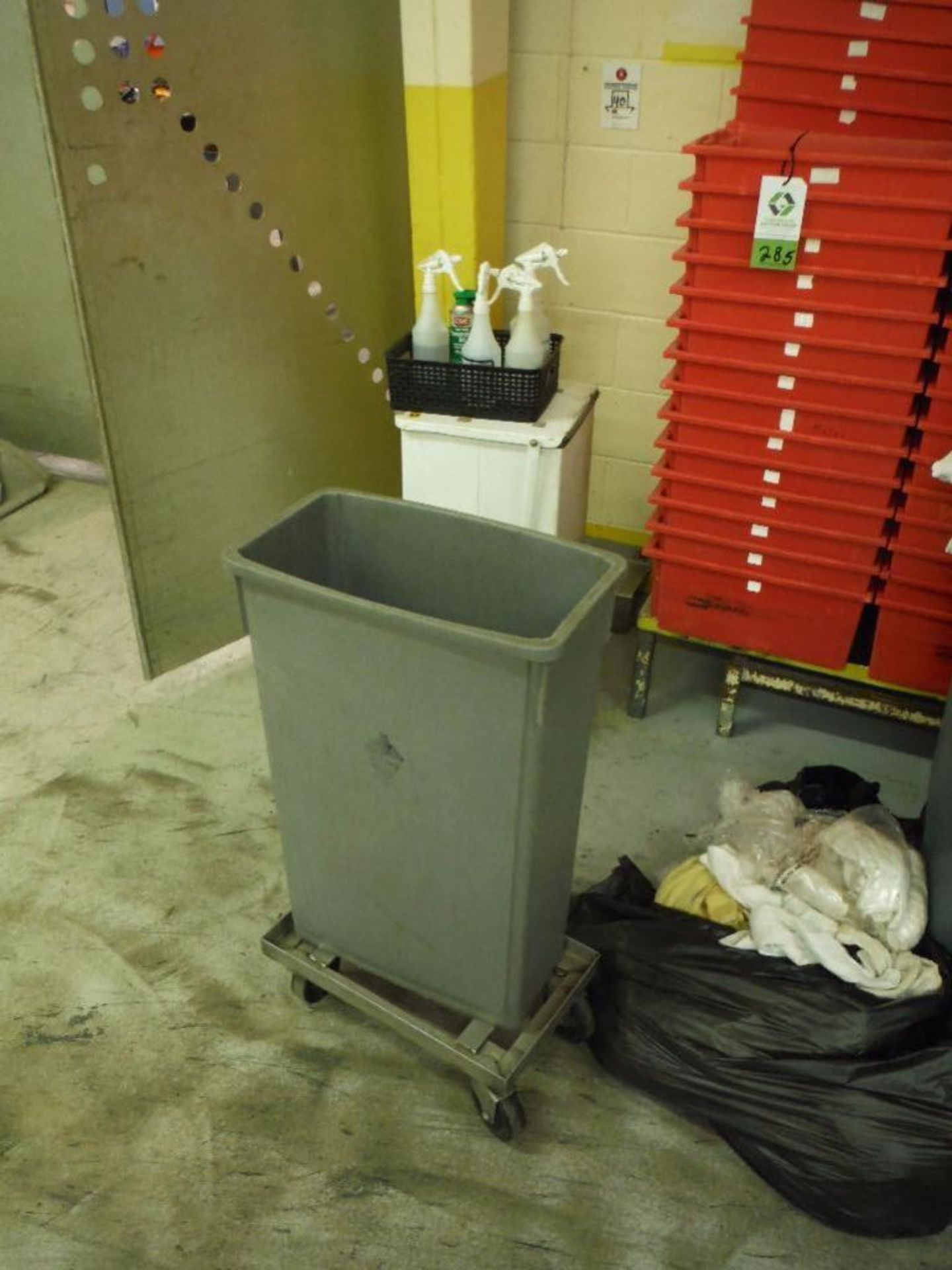 Assorted trash bins ** Rigging Fee: $15 ** - Image 3 of 4