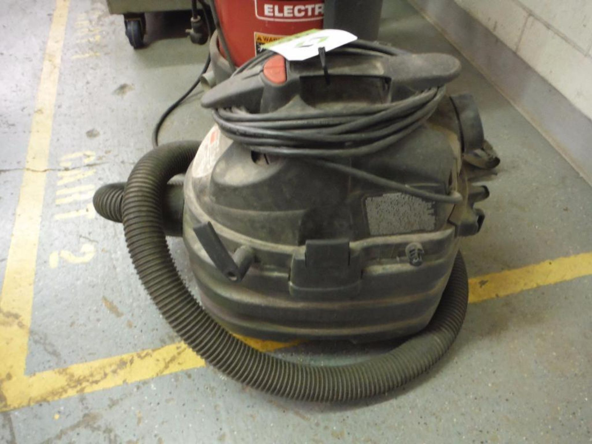 Dayton wet/dry shop vac ** Rigging Fee: $5 ** - Image 3 of 3