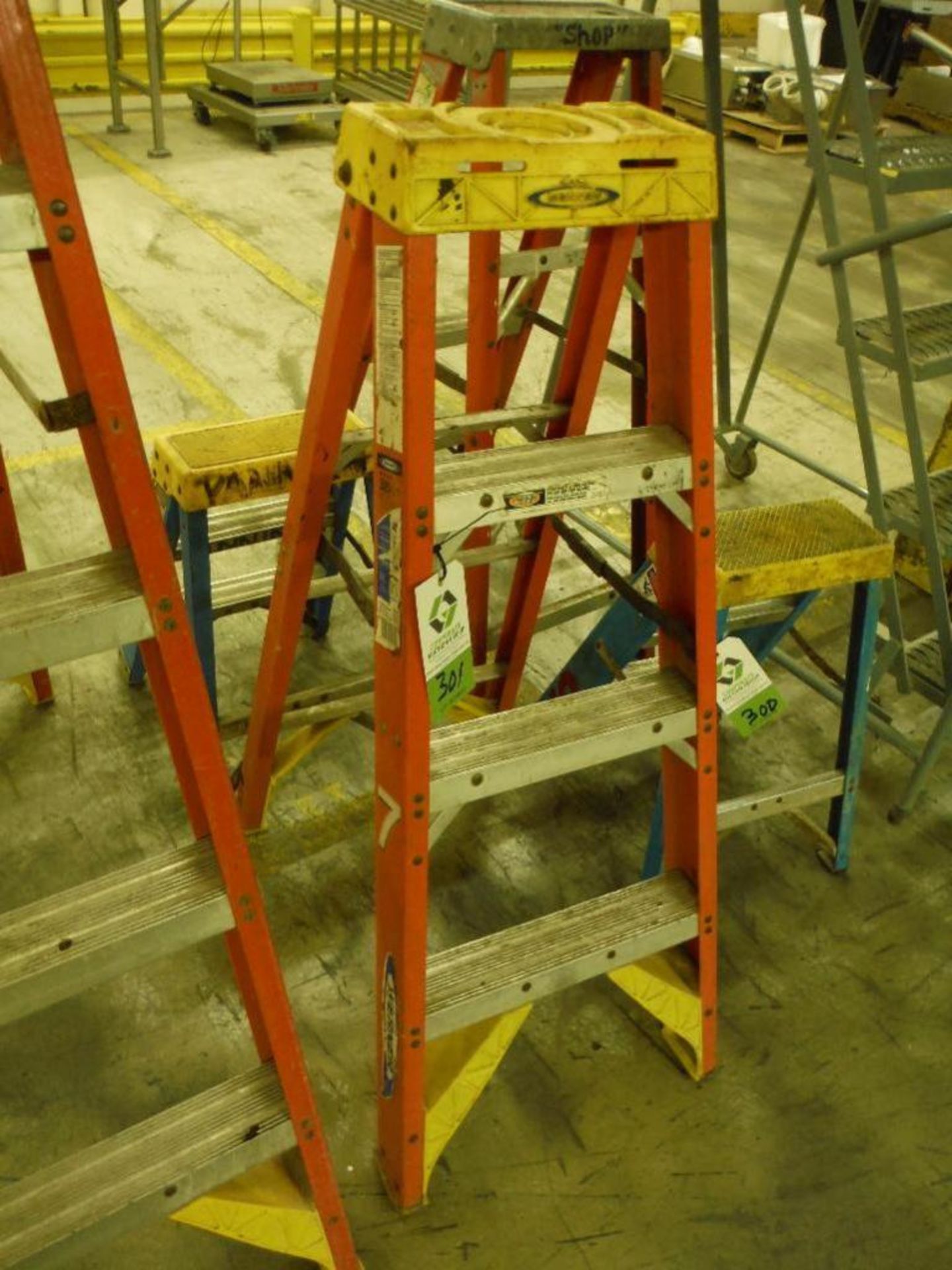 Werner 4 ft. and 2 step fiberglass step ladders ** Rigging Fee: $10 ** - Image 3 of 4