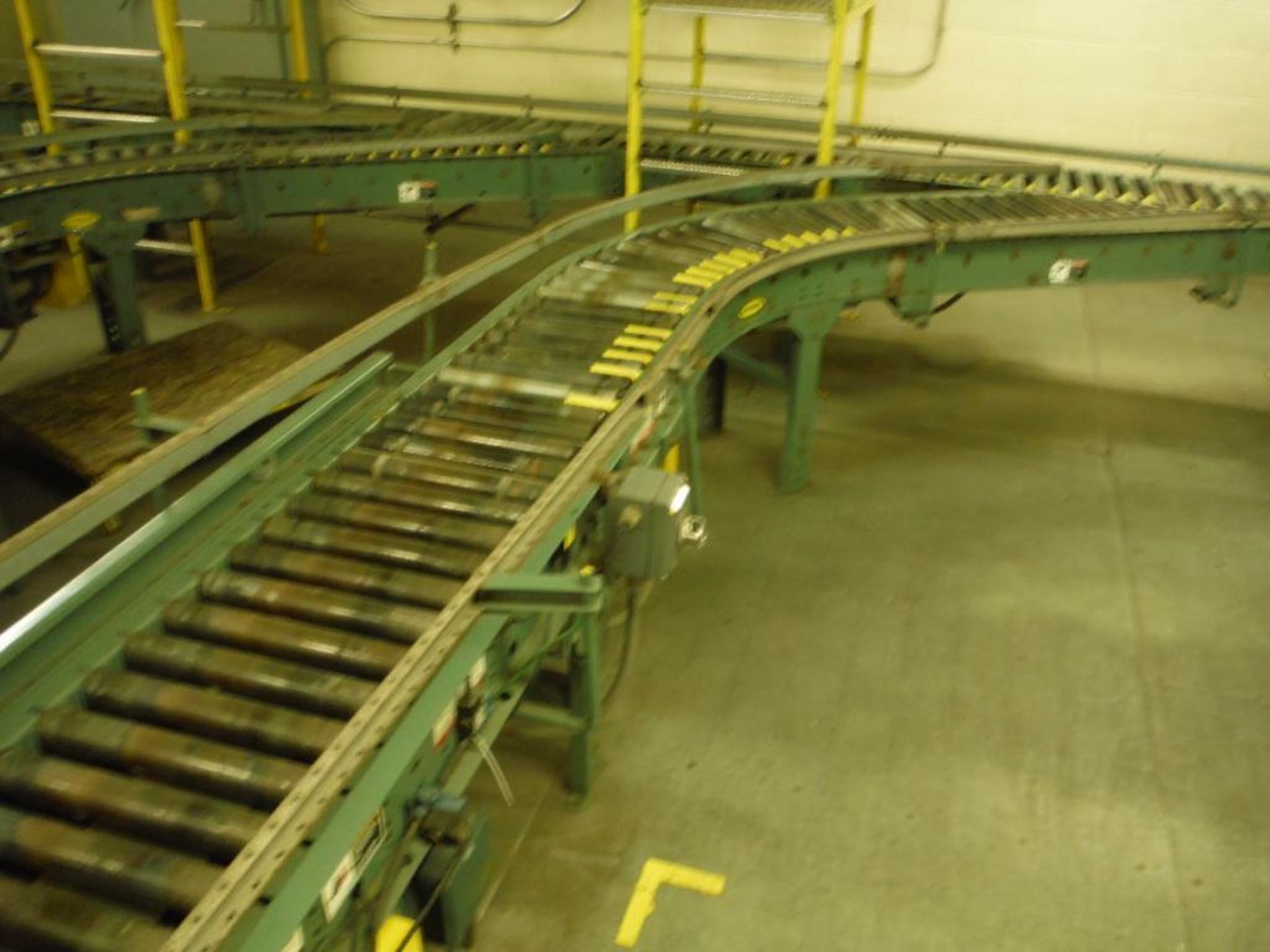 Hytrol 45 degree powered roller conveyor, 27 ft. long x 15 in. wide, motor and drive, mild steel - Image 3 of 5