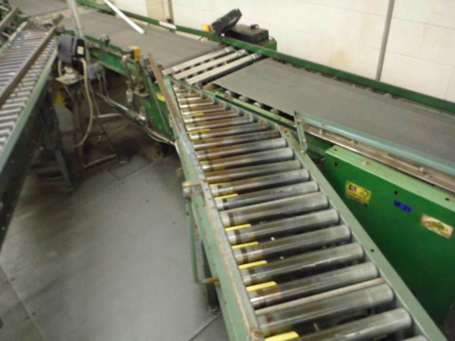 Hytrol 45 degree powered roller conveyor, 24 ft. long x 15 in. wide, motor and drive, mild steel - Image 6 of 7