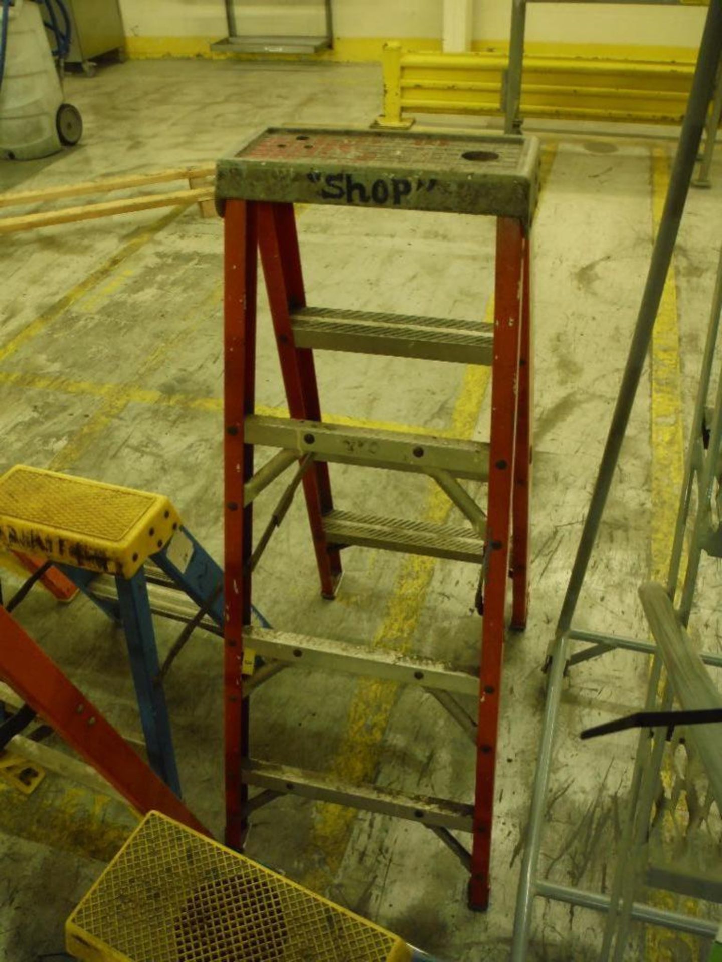 Werner 4 ft. and 2 step fiberglass step ladders ** Rigging Fee: $10 ** - Image 4 of 4