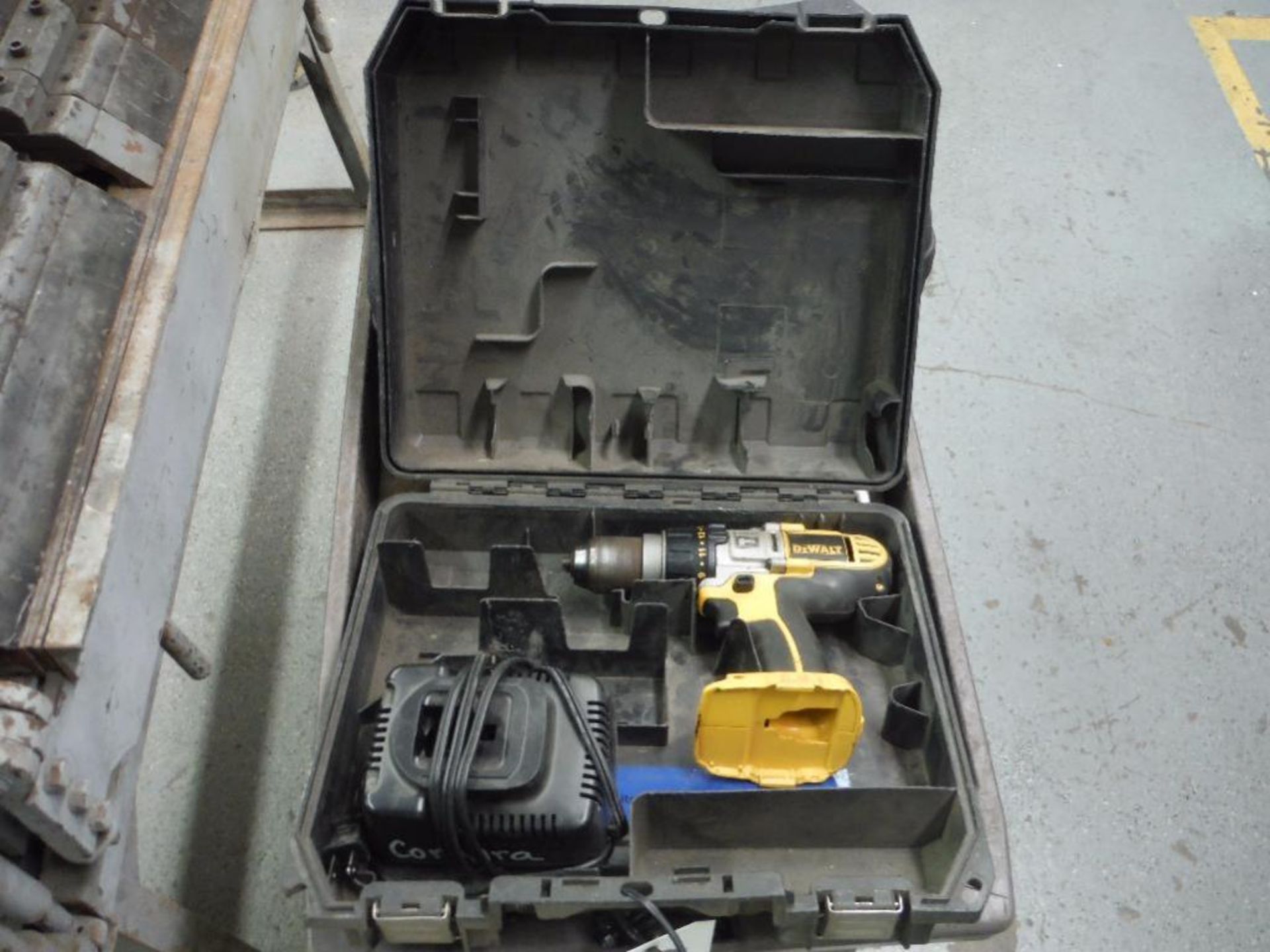 Dewalt 18 volt xrp cordless drill, battery charger, case ** Rigging Fee: $5 **