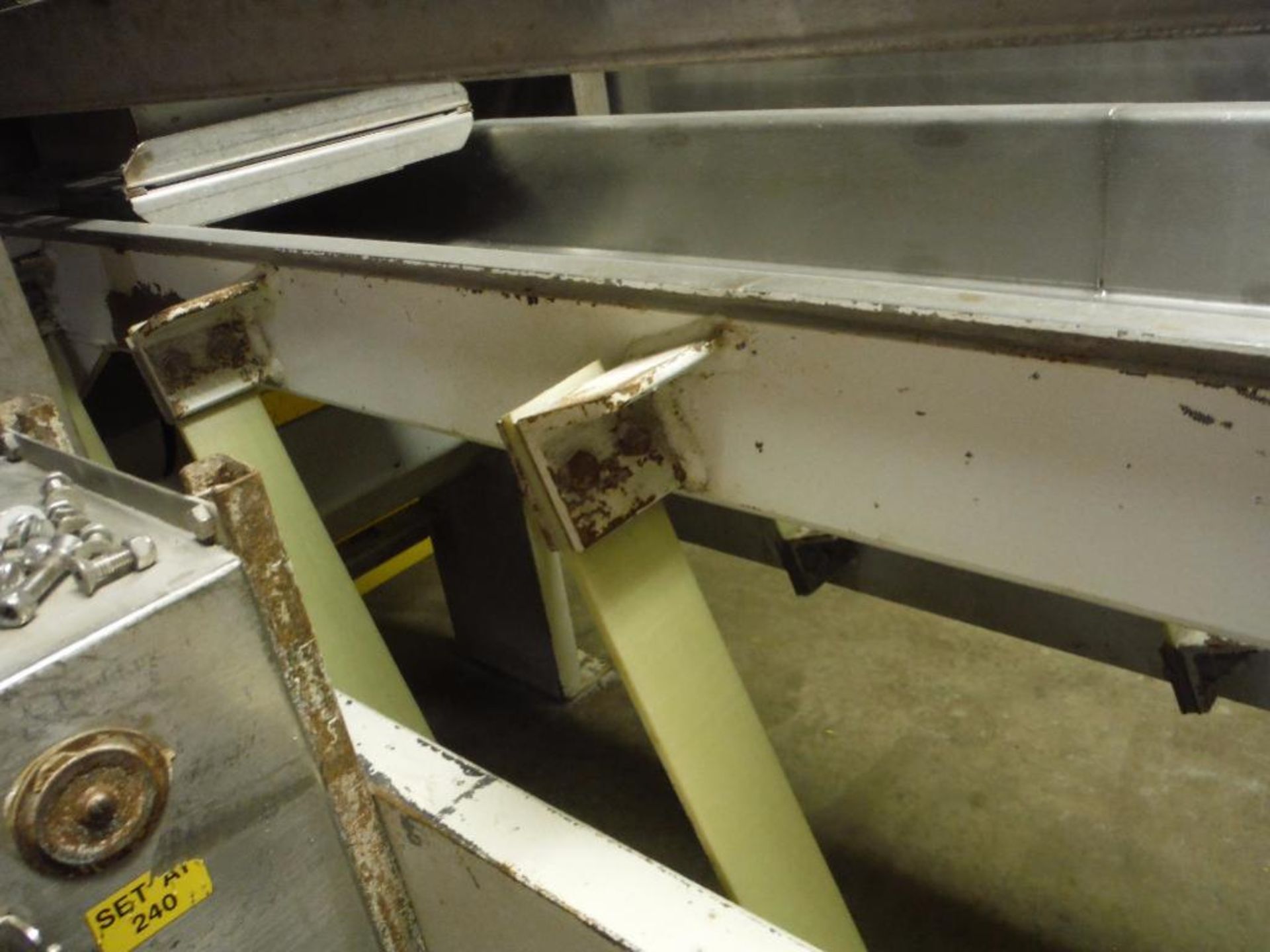 Meyer vibrator conveyor, 300 in. long x 10 in. wide ** Rigging Fee: $350 ** - Image 6 of 7