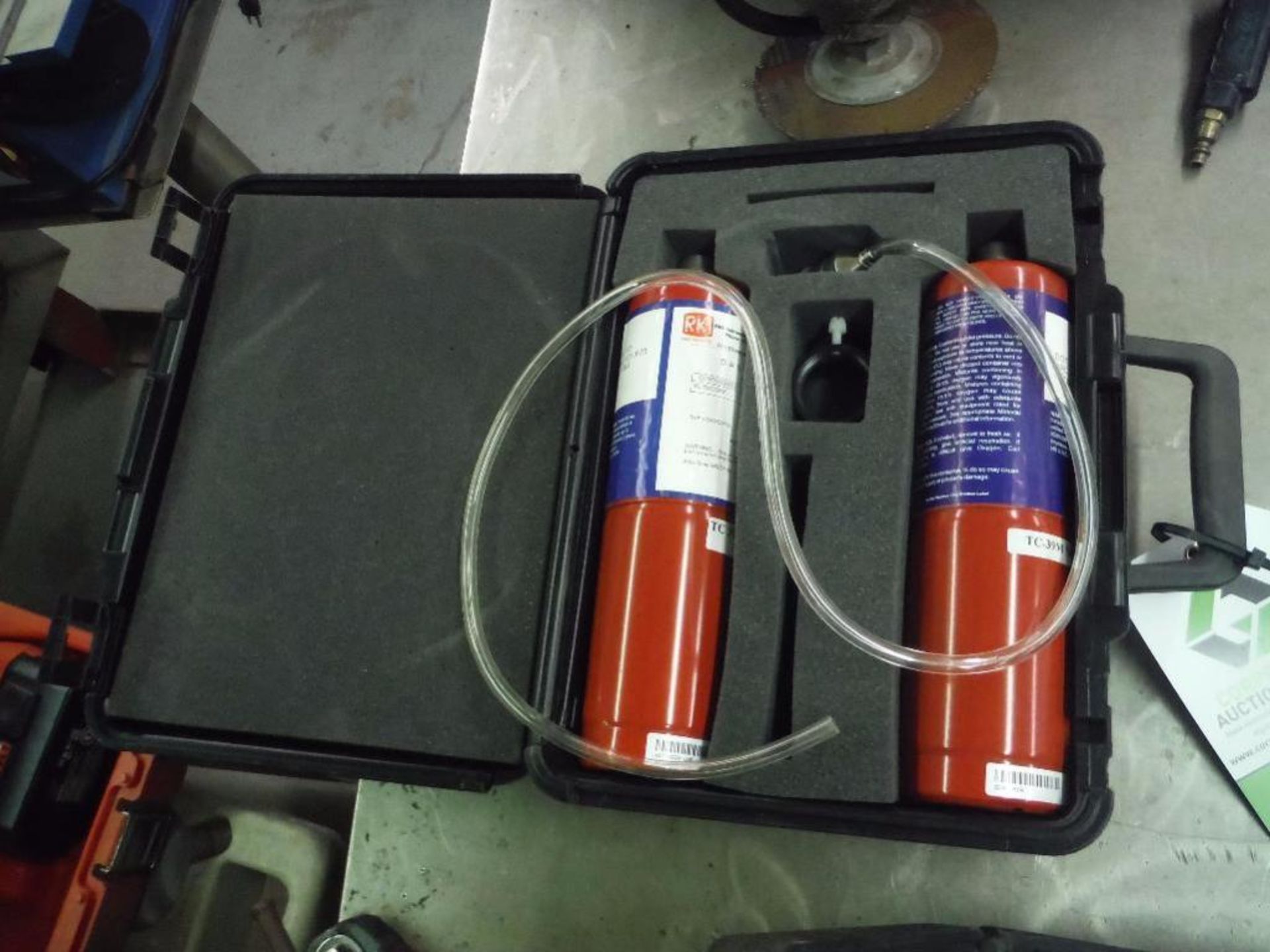 Gas cylinders for detection, with plastic case ** Rigging Fee: $5 **