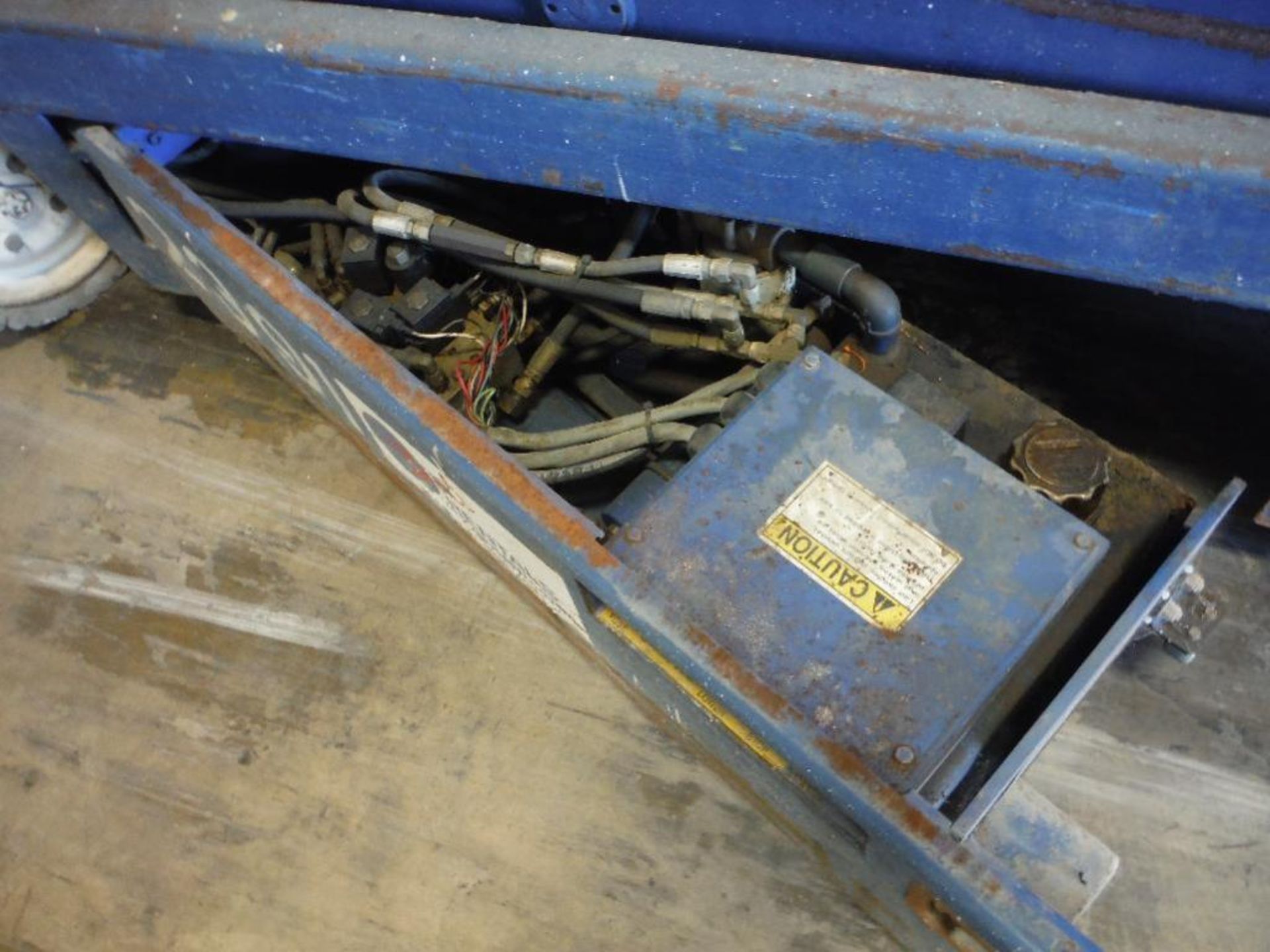 Scissor lift, 88 in. long x 30 in. wide platform retracted, condition unknown ** Rigging Fee: $50 ** - Image 6 of 6