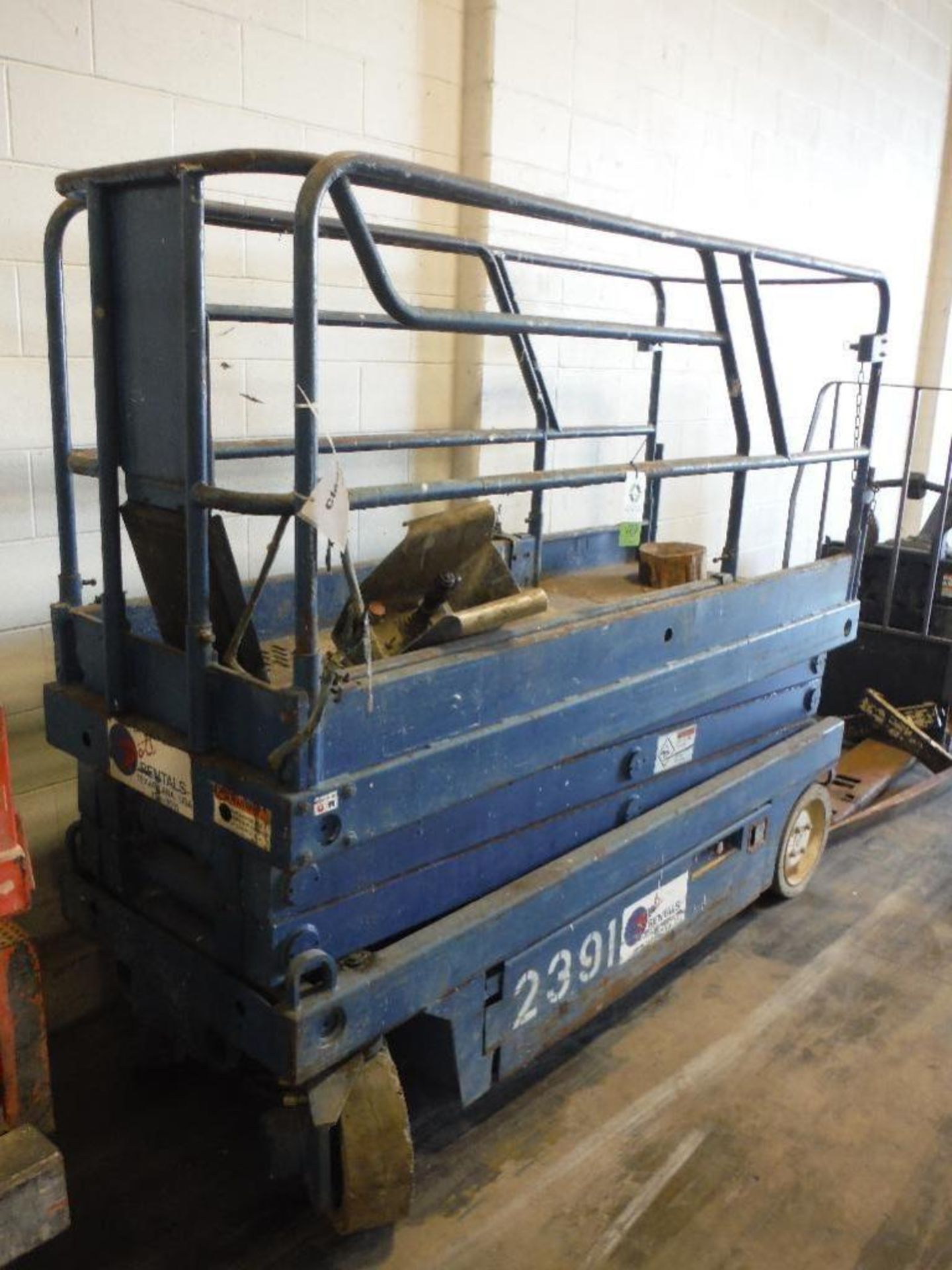 Scissor lift, 88 in. long x 30 in. wide platform retracted, condition unknown ** Rigging Fee: $50 ** - Image 4 of 6