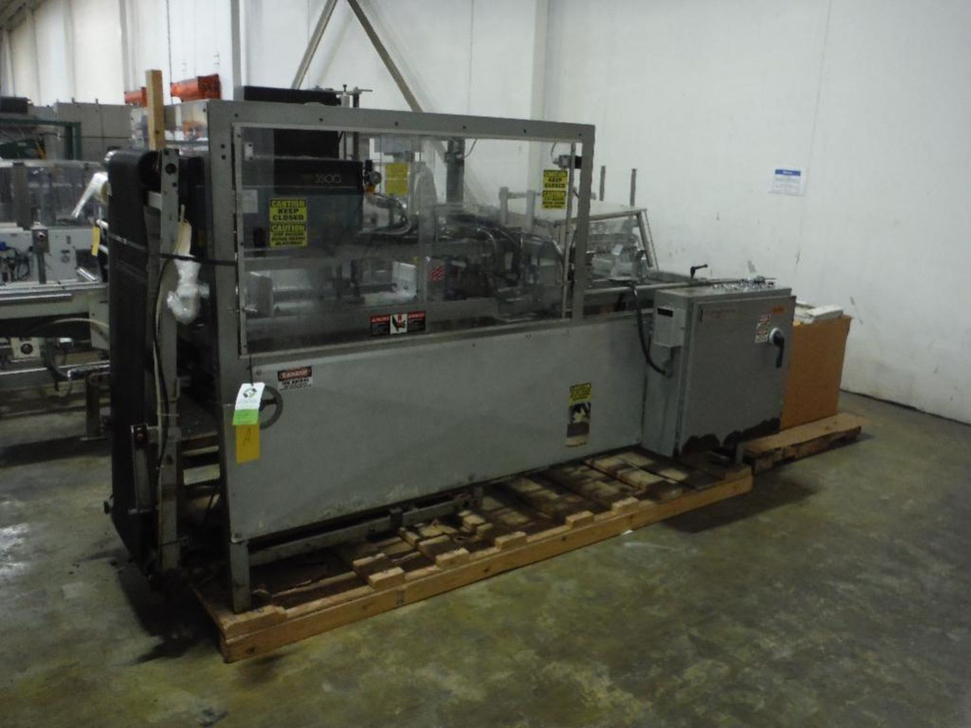 Smurfit-Stone tray former, Model TE-700-VF, SN 6099, Nordson 3500 hot melt gluer ** Rigging Fee: $25