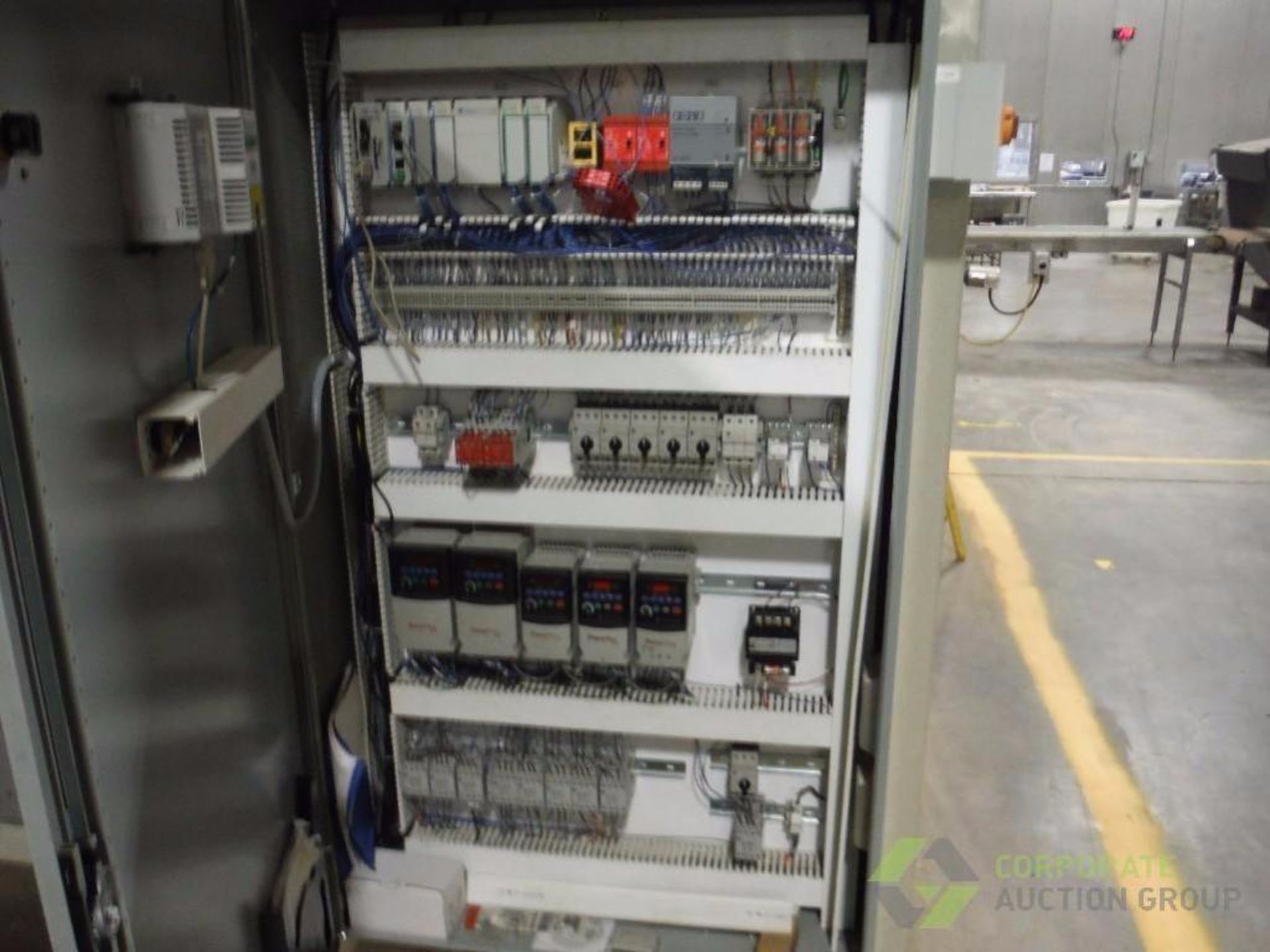 Top tier palletizer, SN 061002, Allen-Bradley PanelView Plus 600, 5 vfds ** Rigging Fee: $ 1800** (L - Image 7 of 11