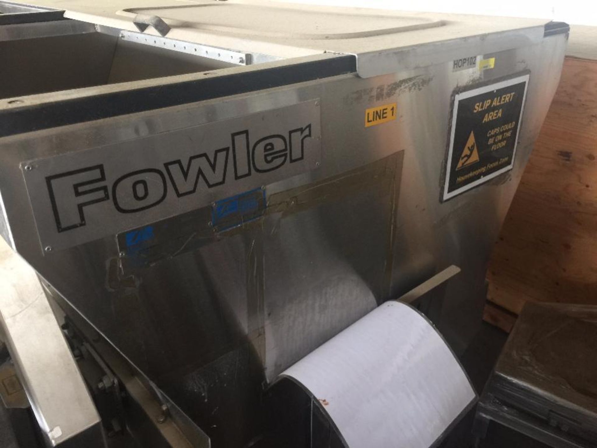 Fowler SS cap unloader/feeder, Model BHC-45, SN 2002075, SS hopper 96 in. long x 48 in. wide x 24 in - Image 4 of 14
