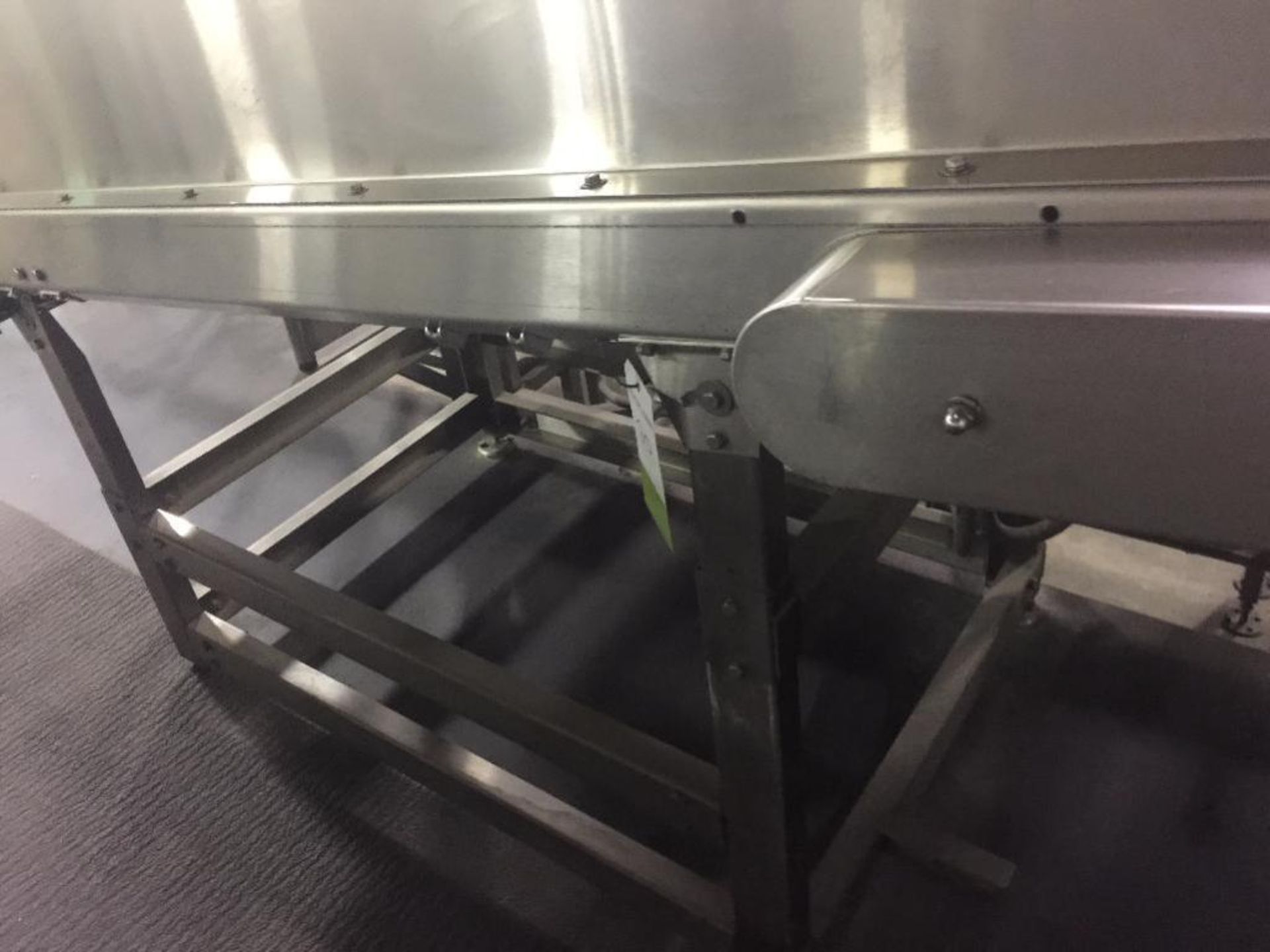 Incline conveyor with hopper, conveyor 80 in. long x 30 in. wide x 32 in. infeed x 48 in. discharge - Image 4 of 10