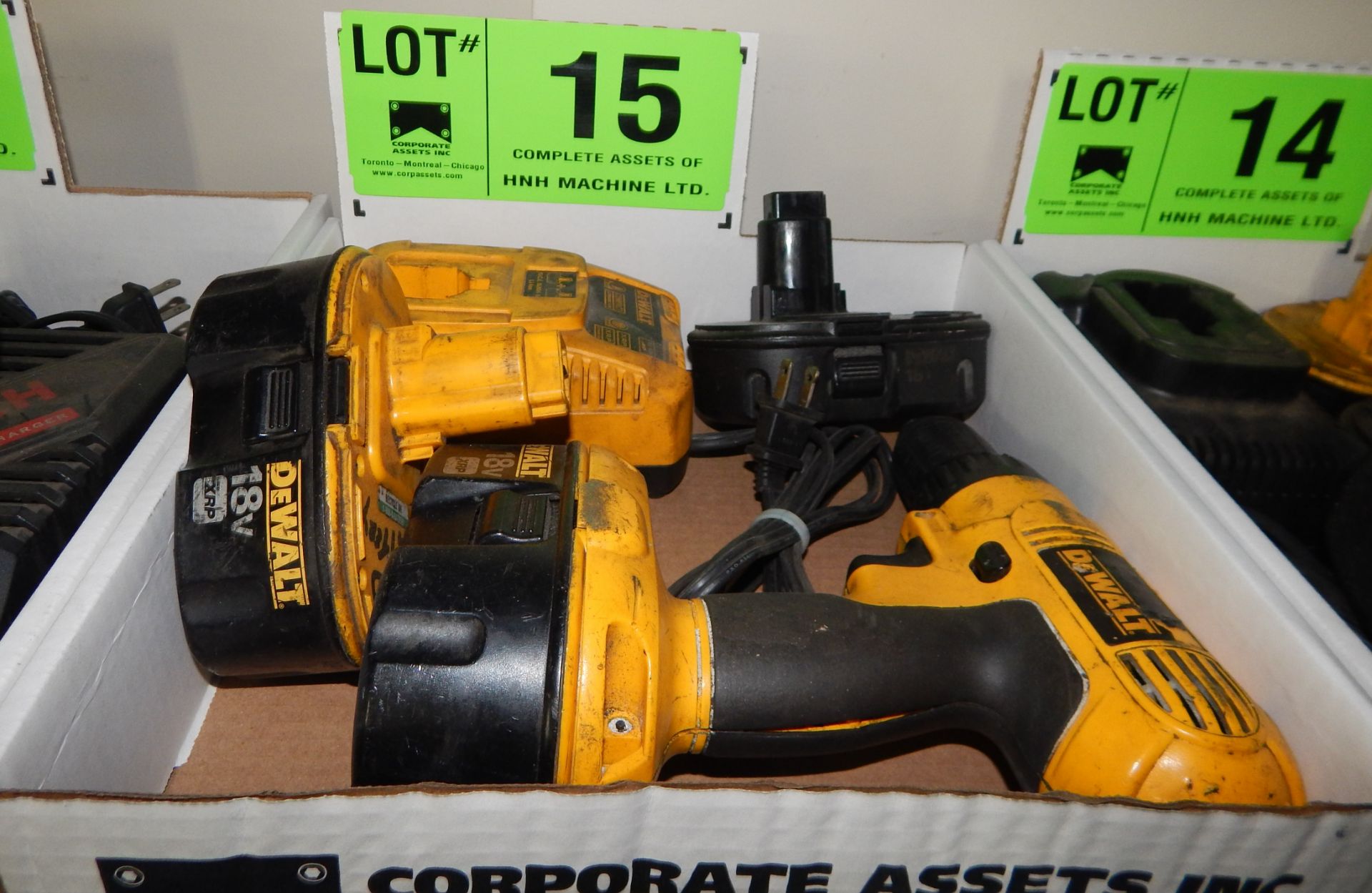 LOT/ DEWALT CORDLESS DRILL WITH BATTERIES AND CHARGER