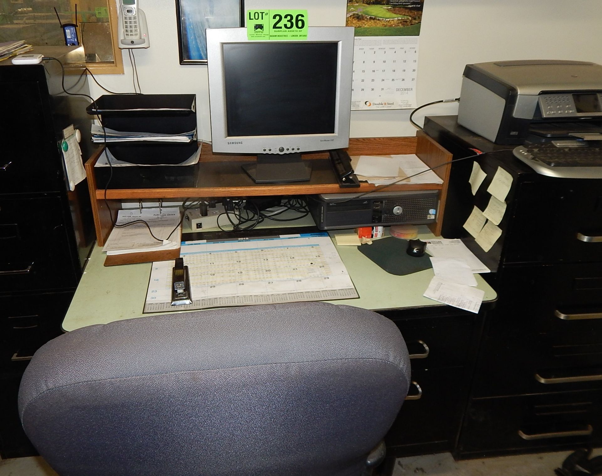 LOT/ OFFICE DESK WITH COMPUTER AND OFFICE CHAIR