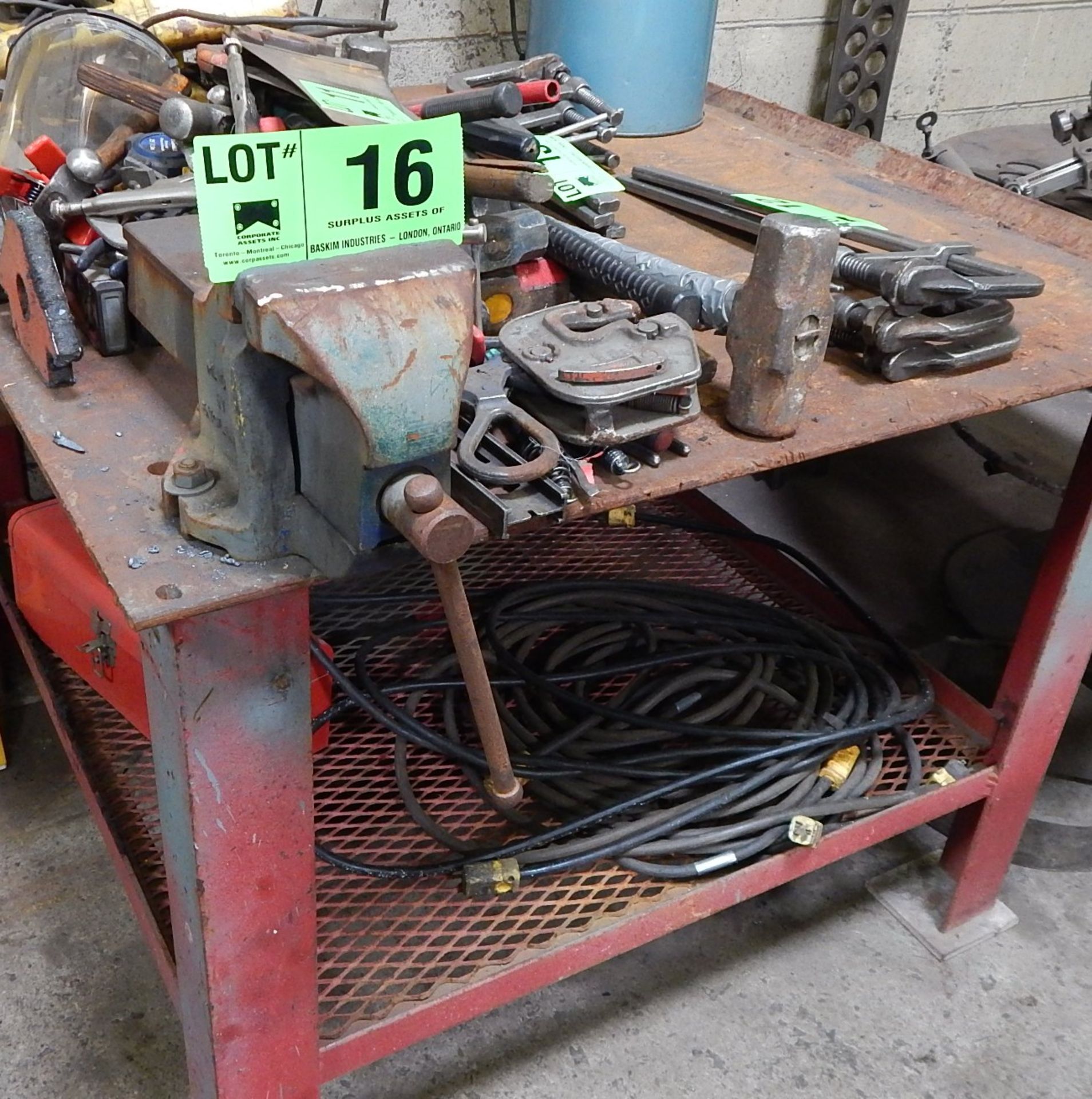 LOT/ WORK BENCH WITH VISE