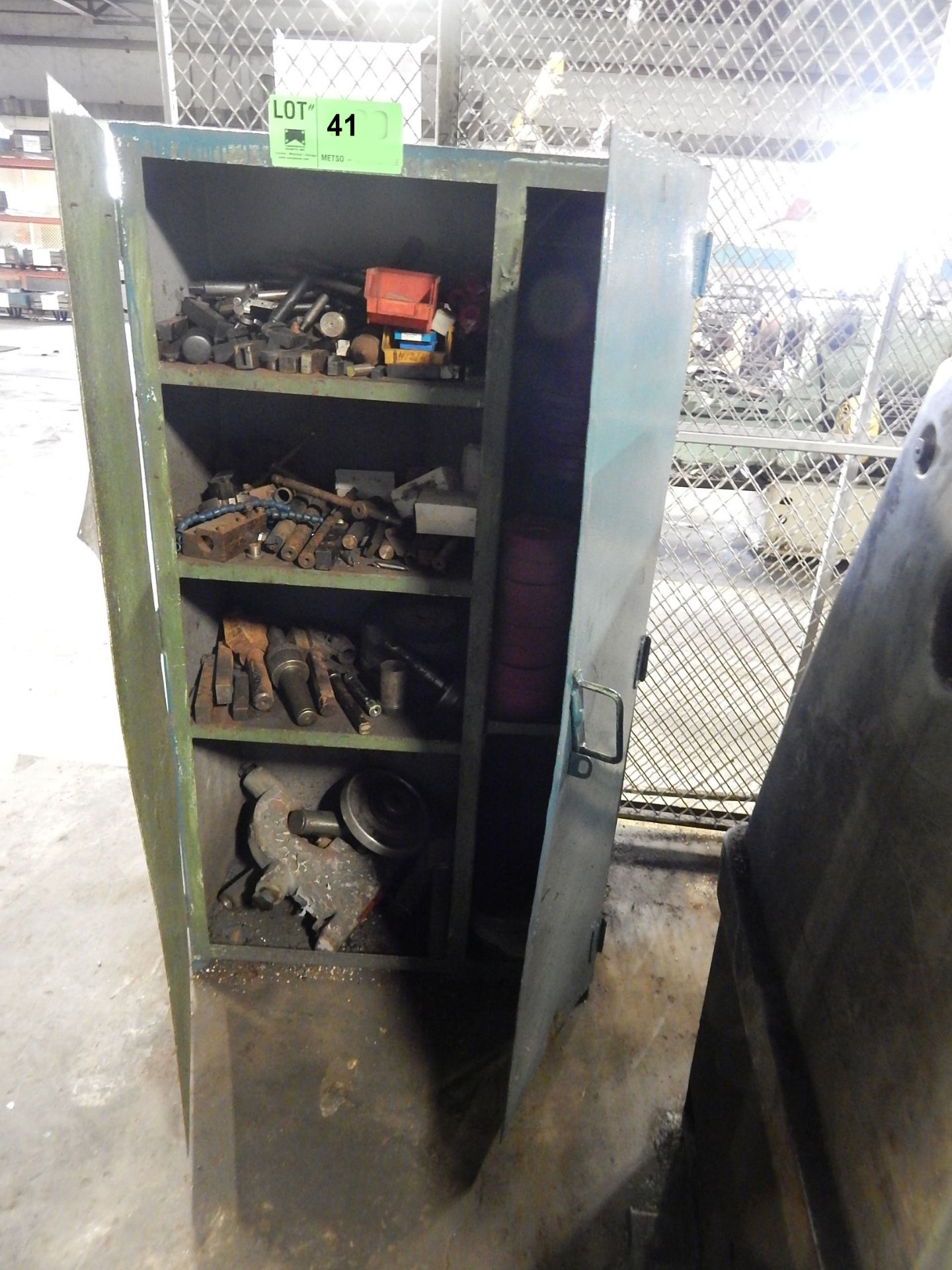 LOT/ LATHE TOOLING WITH CABINET (LOCATED IN CLARKSDALE, MS)