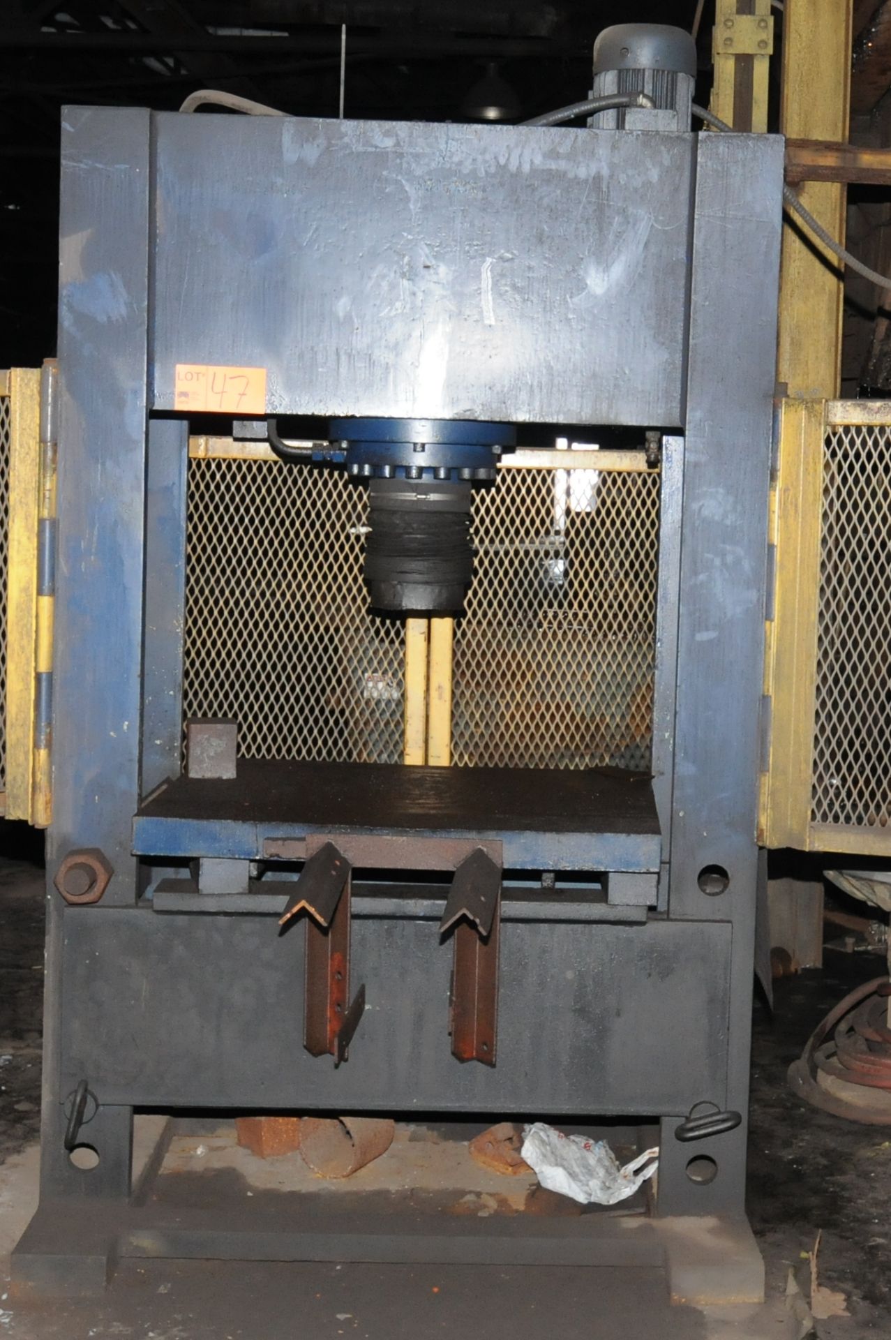 MFG UNKNOWN APPROX 300 TON CAP HYDRAULIC PRESS (CI)