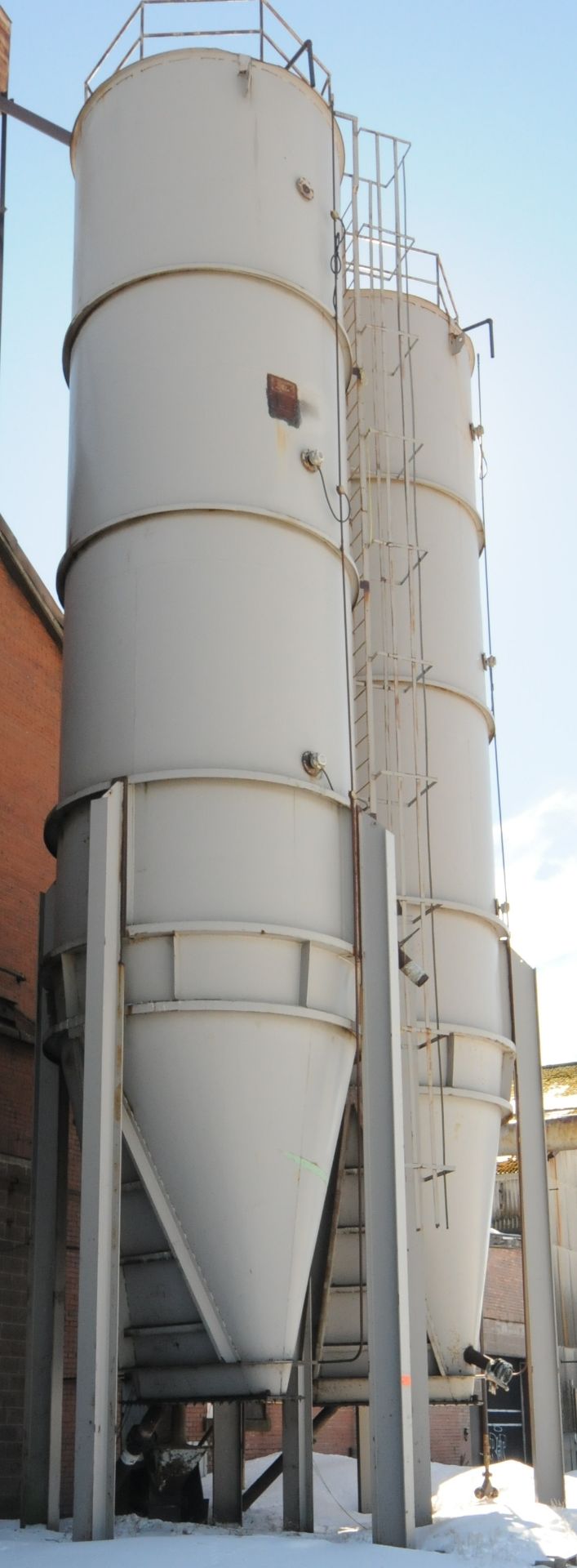 LOT/ (2) MFG UNKNOWN APPROX. 180 TON CAPACITY SAND HOLDING SILOS WITH SUPPORTS; RETURN SAND BELT