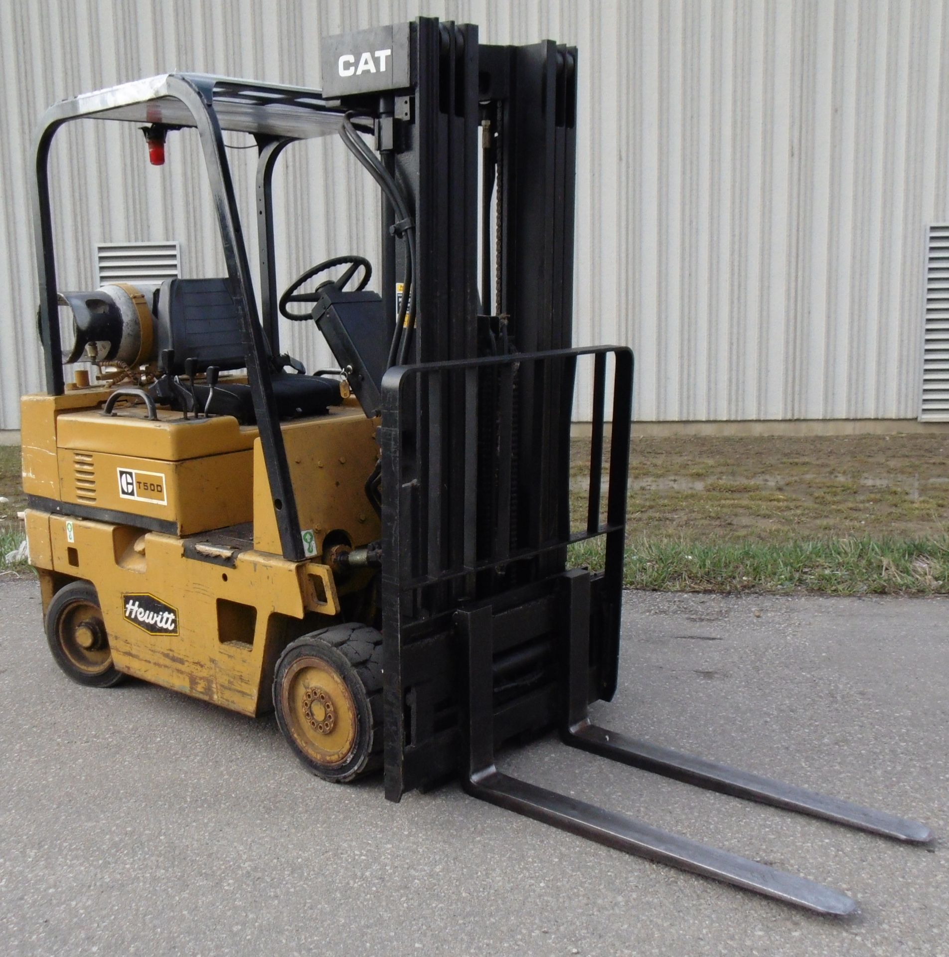 CATERPILLAR T50D 4,850 LB CAPACITY LPG FORKLIFT WITH 188" LIFT, 3 STAGE MAST, SIDE SHIFT, SOLID - Image 2 of 2