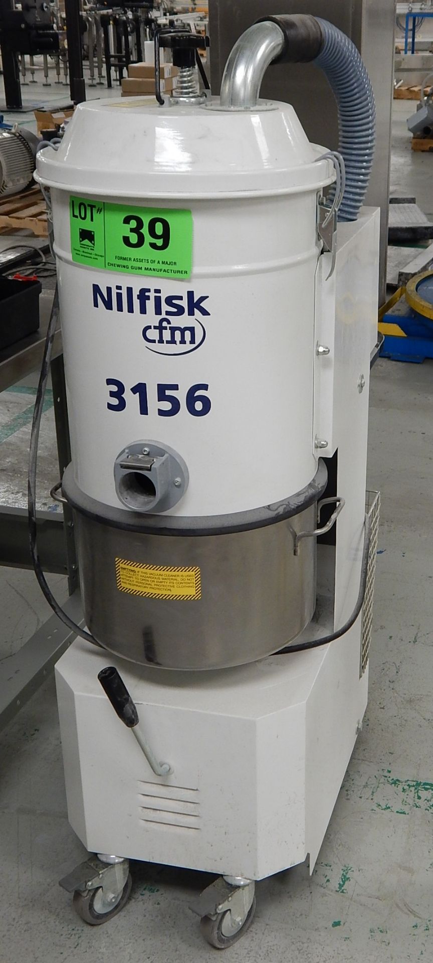 NILFISK CFM 3156 INDUSTRIAL STRENGTH VACUUM CLEANER