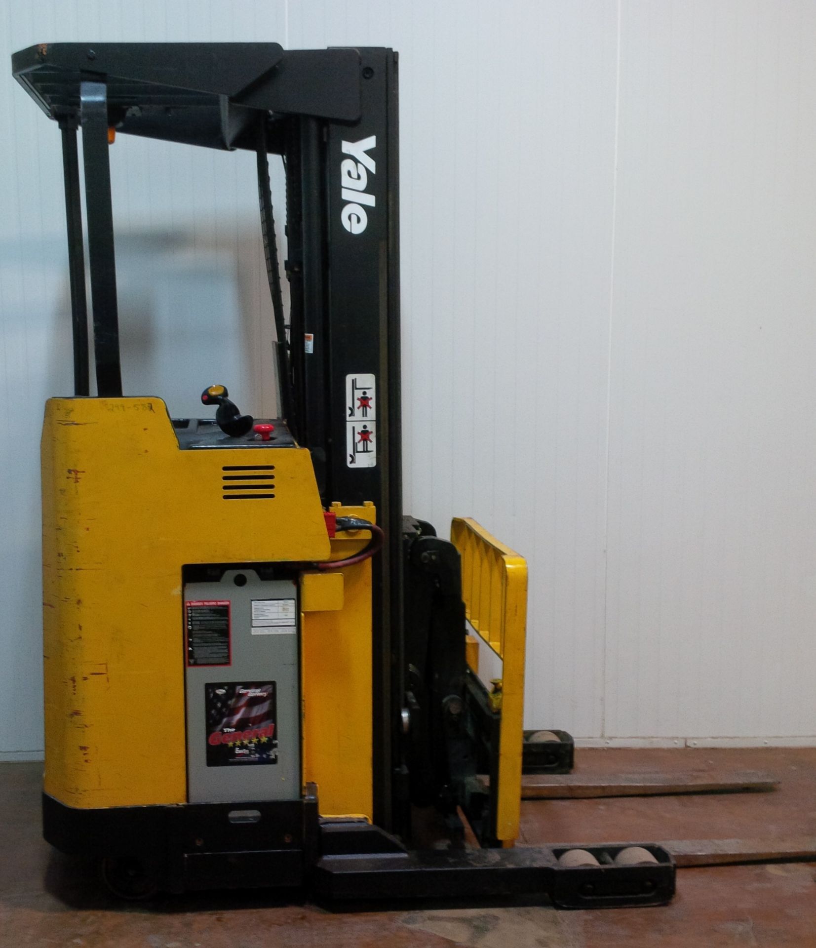 YALE (2001) NR040 REACH TRUCK WITH BATTERY AND CHARGER