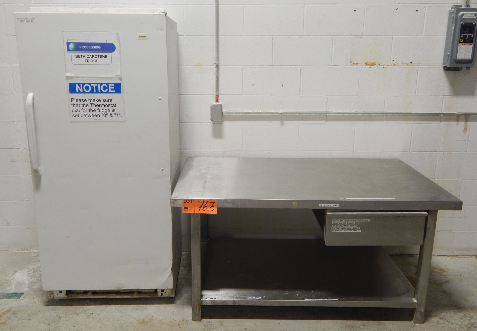 LOT/ STAINLESS STEEL TABLE WITH REFRIGERATOR